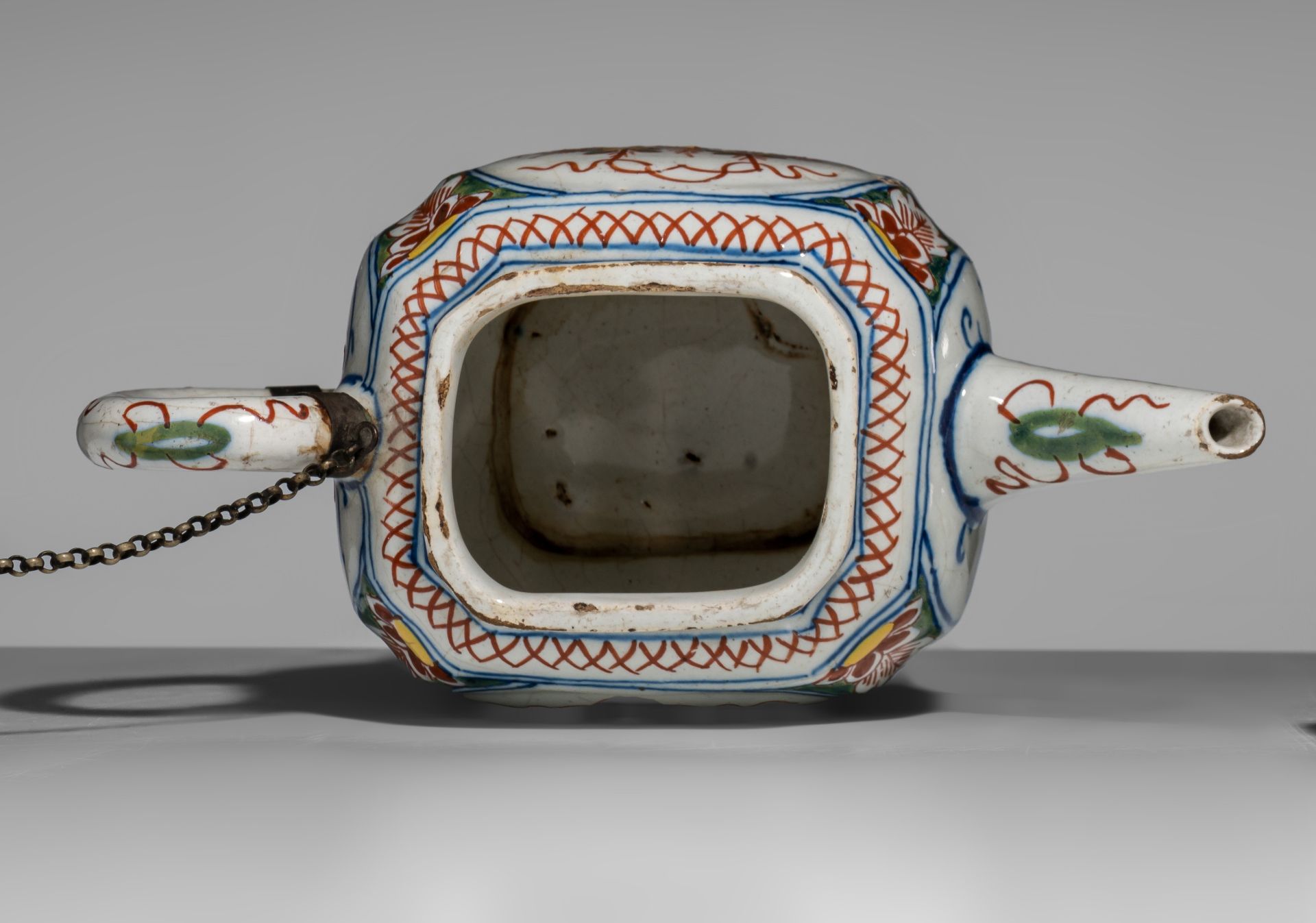 An 18thC Dutch Delft chinoiserie teapot, H 13 cm - Image 10 of 13