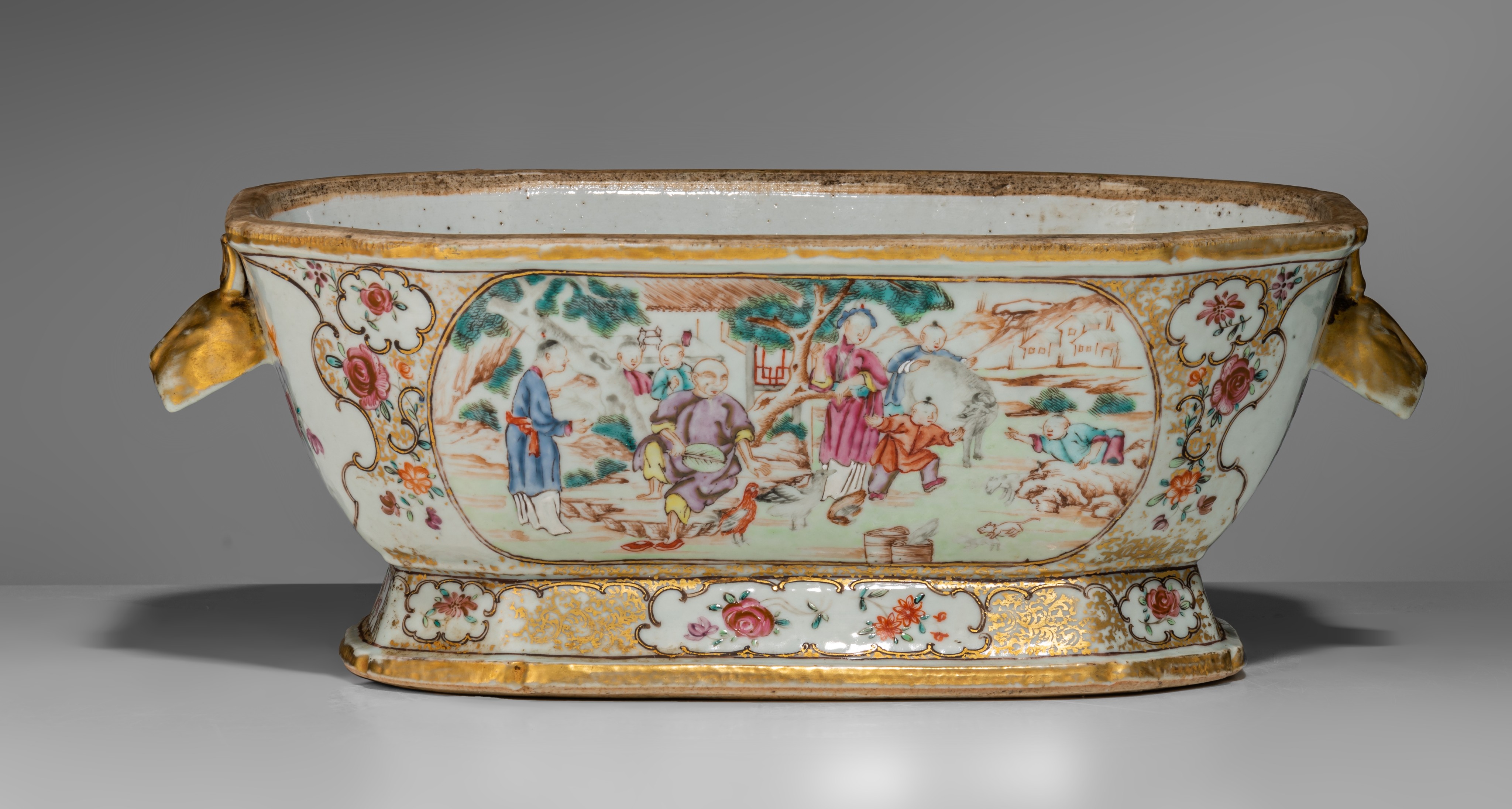 A collection of famille rose and gilt decorated export porcelain ware, 18thC, largest - H 12,5 - 34, - Image 10 of 20