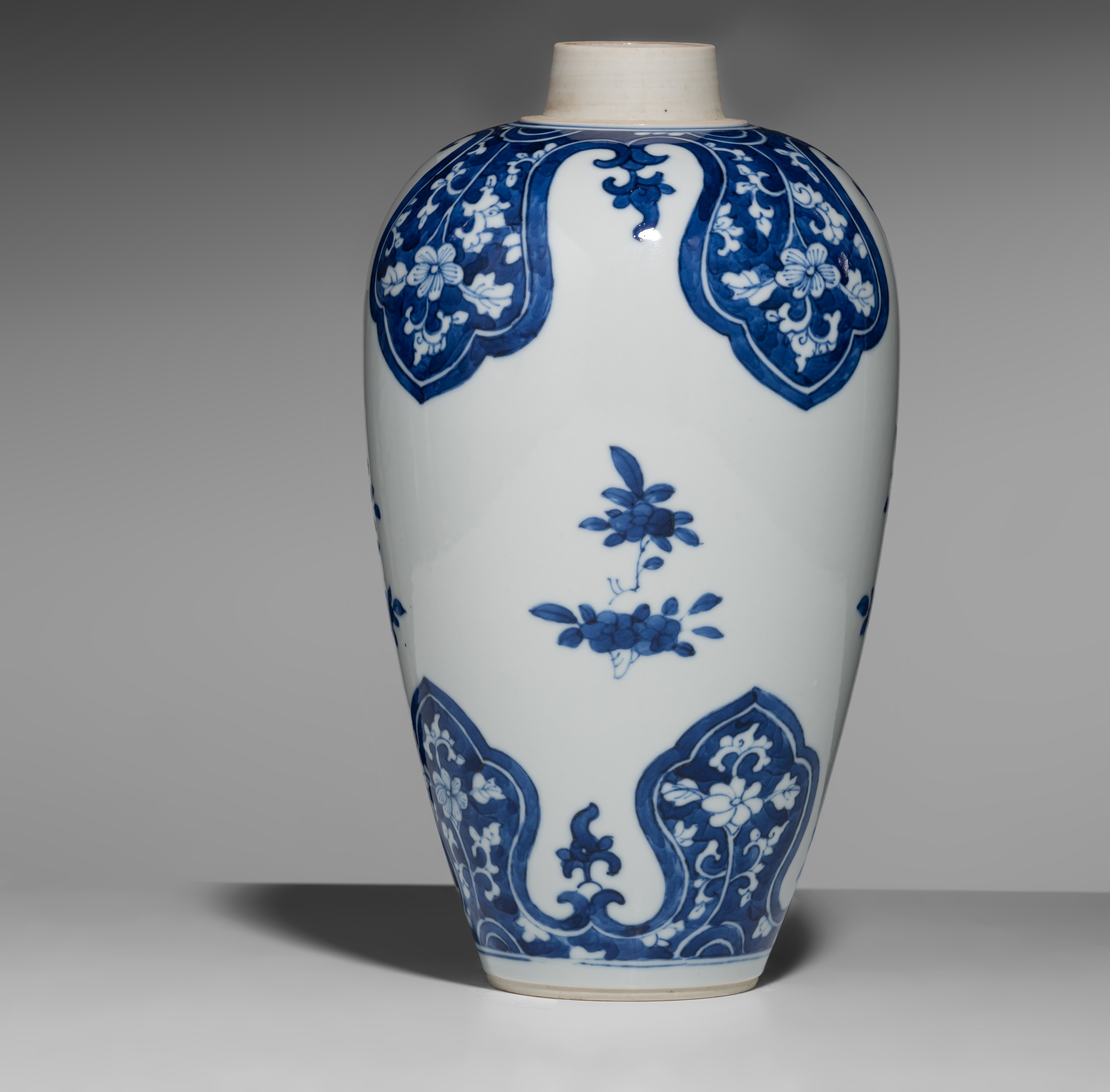 A Chinese blue and white jar, Kangxi period, H 24 cm - Image 4 of 7