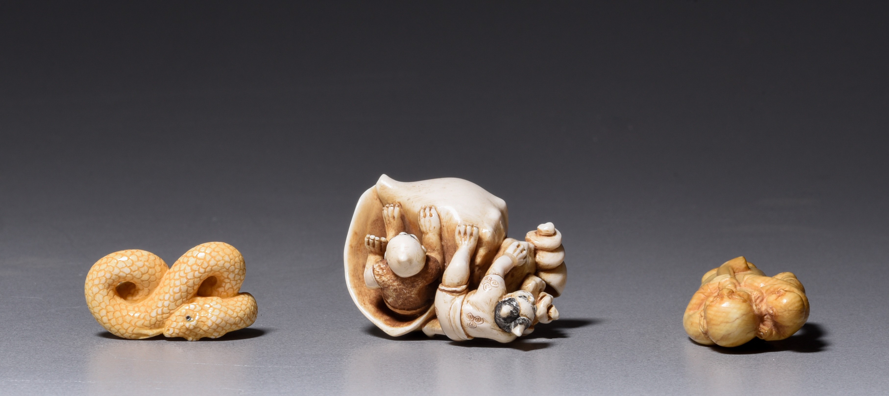 An ivory netsuke and two okimono, 19th/early 20thC, H 3,8 - 4,9 - 3 cm / 18g - 9g - 4g (+) - Image 5 of 6