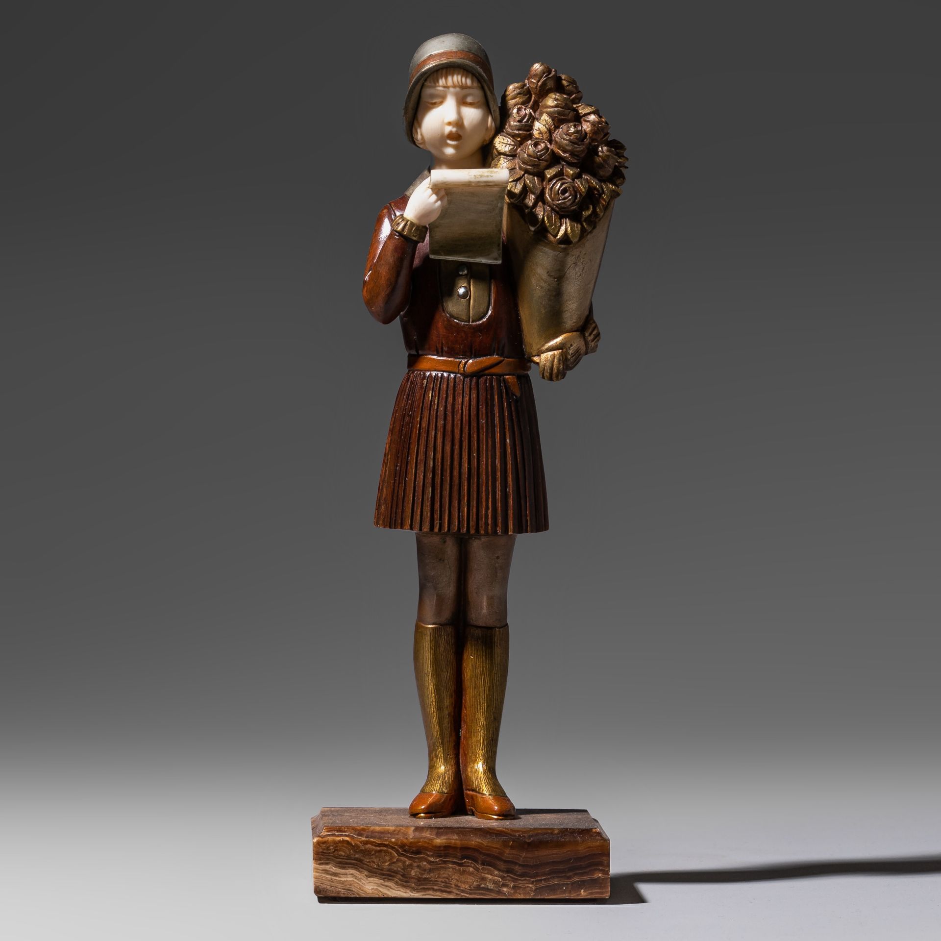 A chryselephantine of a singing lady on an onyx base, H 26,7 cm (fixed base) (+) - Image 2 of 10