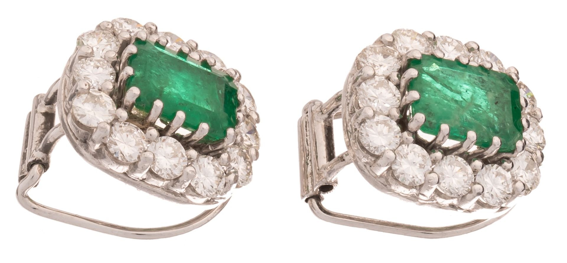 A pair of earrings in 18ct white gold, set with brilliant-cut diamonds and emeralds, 8,6 g - Image 4 of 4