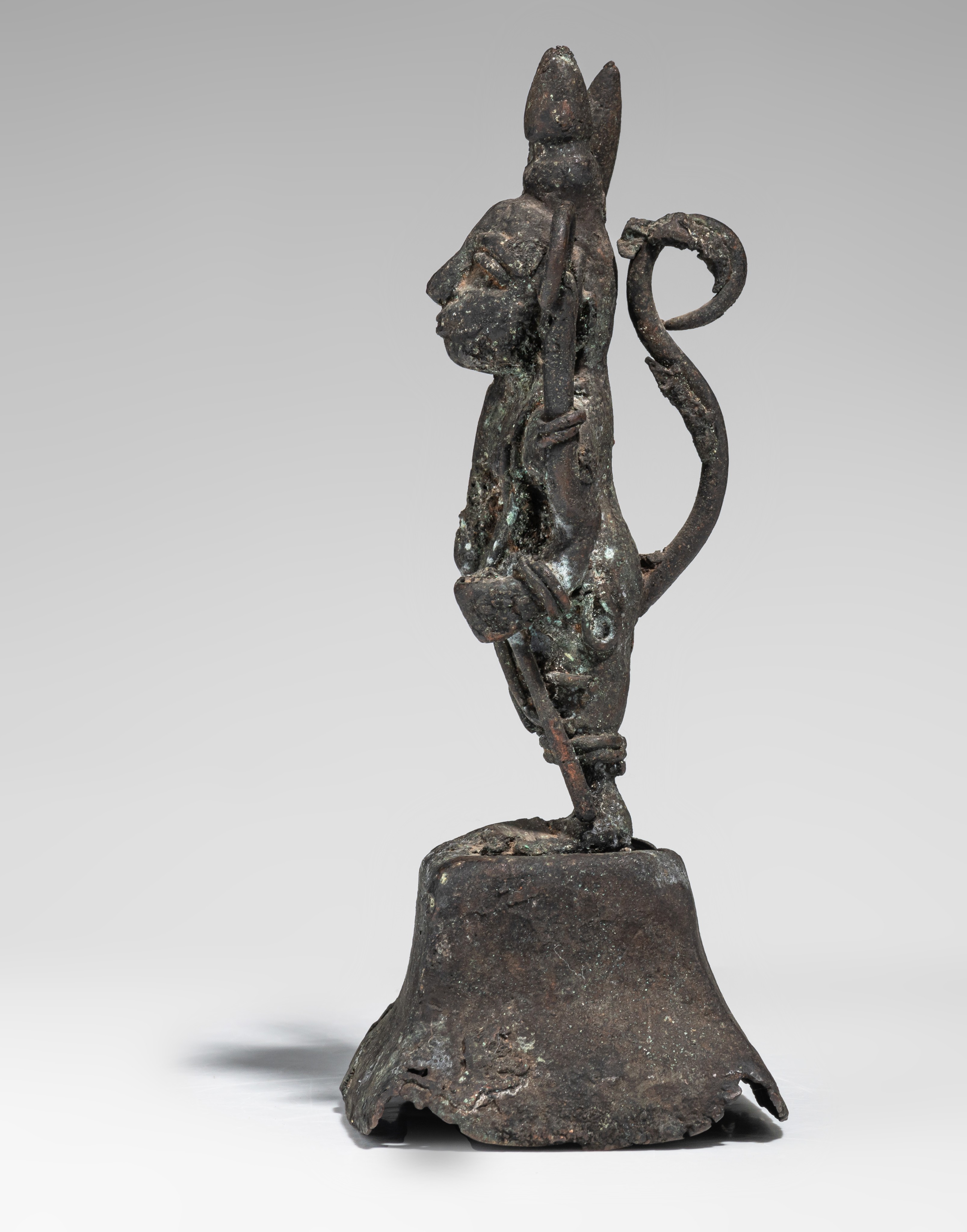 An archaic bronze figure, H 19,5 cm - Image 4 of 8