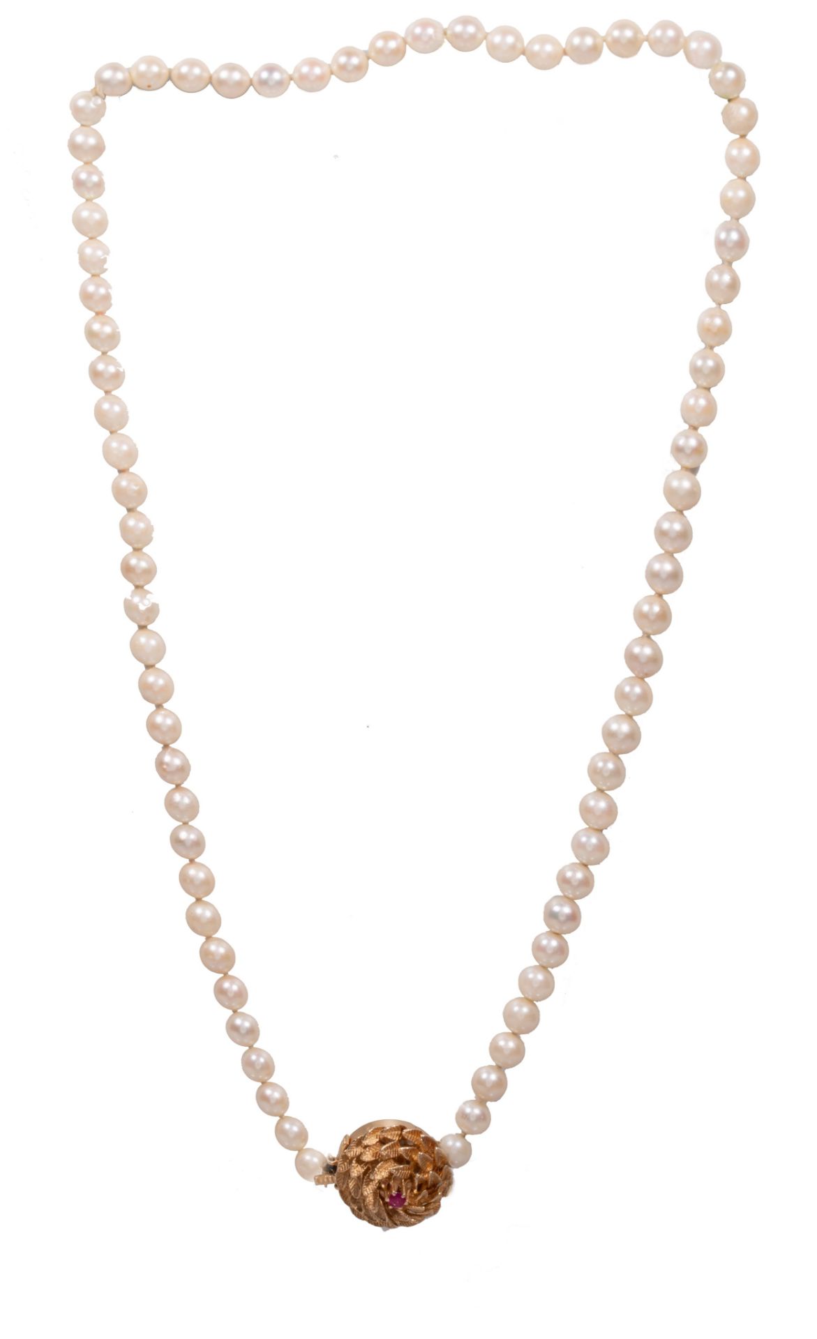 A pearl necklace with a 14ct gold floral-shaped extender, set with a ruby, 71,5 cm - 82,8 g - Image 4 of 4