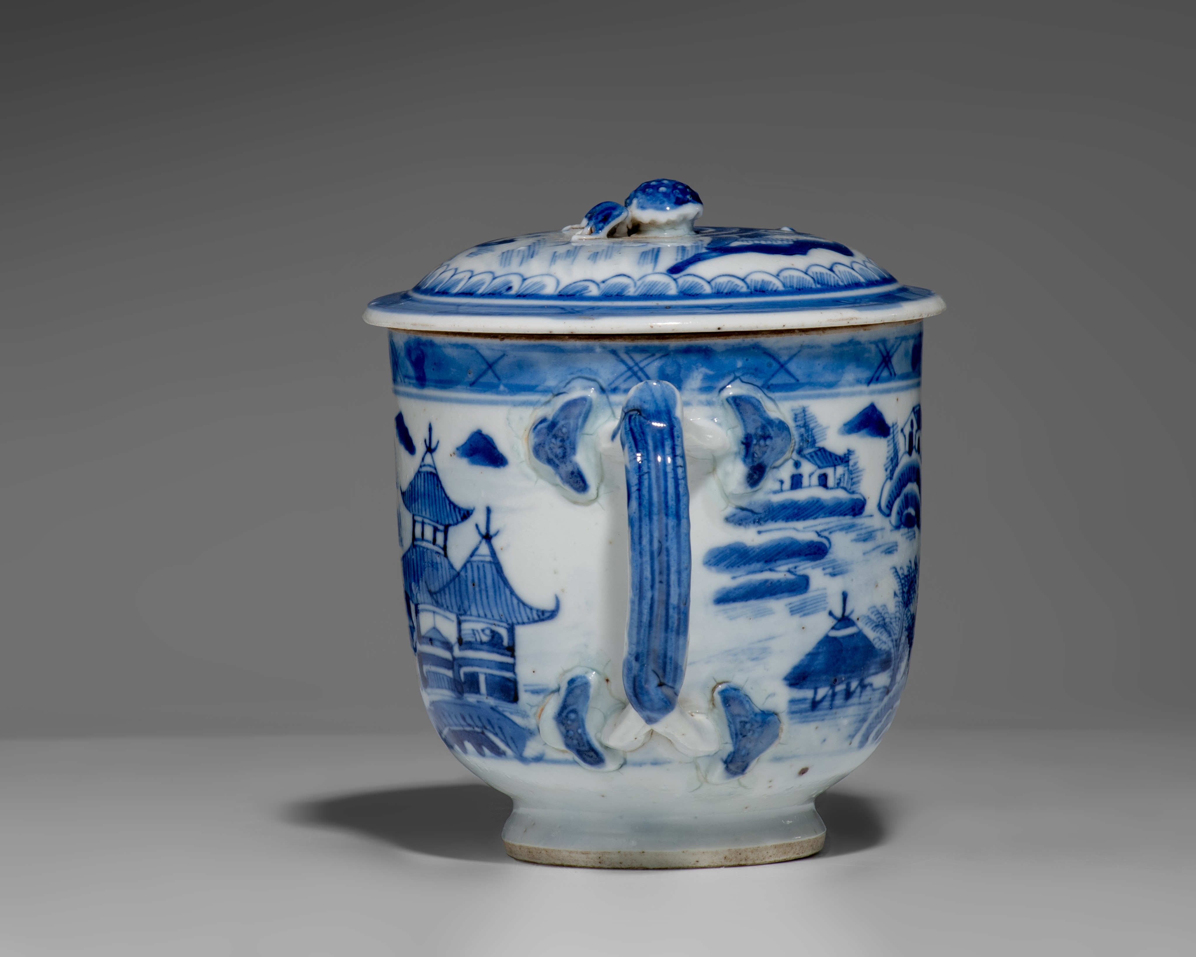 A collection of Chinese blue and white porcelain ware, Qianlong period, largest ø 38 cm - Image 4 of 10