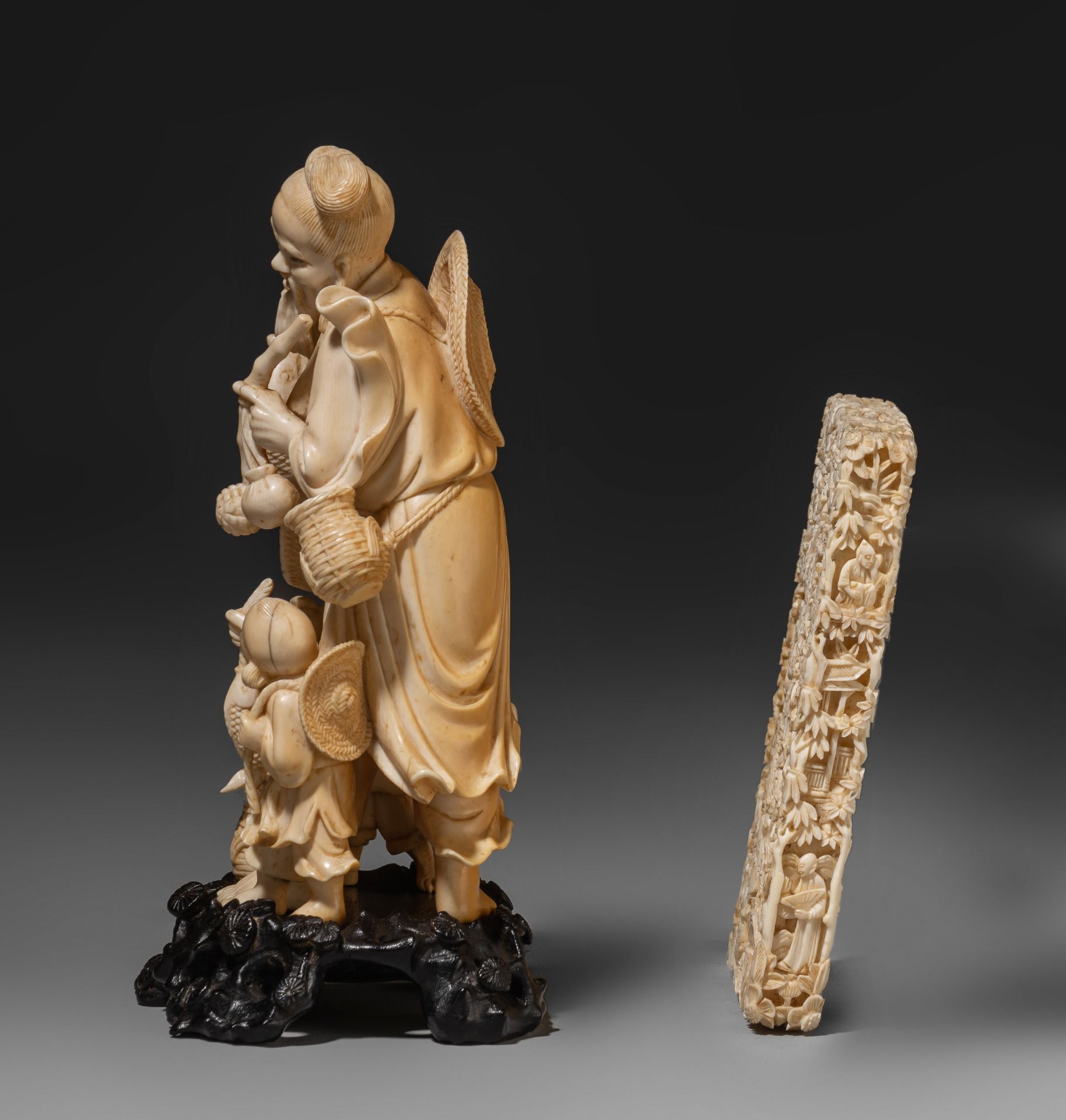 A Chinese ivory fisherman and sons, Republic period, H 14 cm - 209 g, and a ditto Chinese calling ca - Bild 2 aus 6