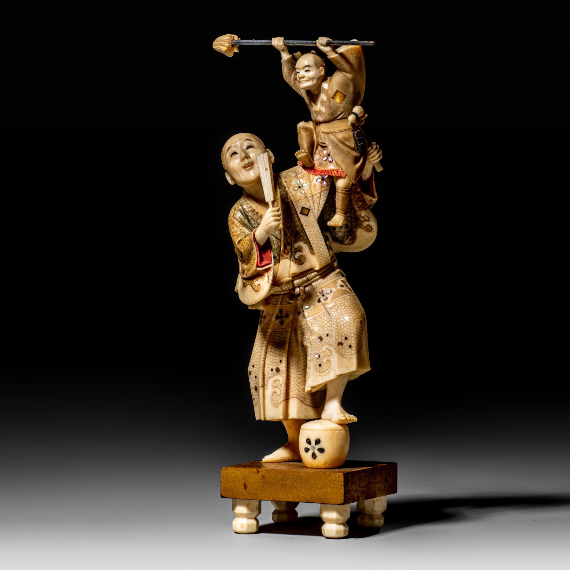 A Japanese ivory Meiji period okimono depicting a puppeteer on a stage, H 18,8 cm - 235 g (+) - Bild 2 aus 9