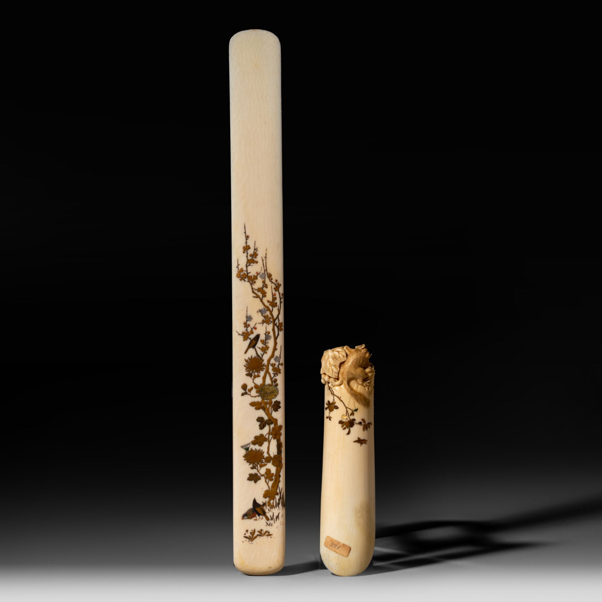 A very fine sculpted Japanese Meiji Period ivory Shibayama decorated shoe horn, L 17,3 cm - 52 g