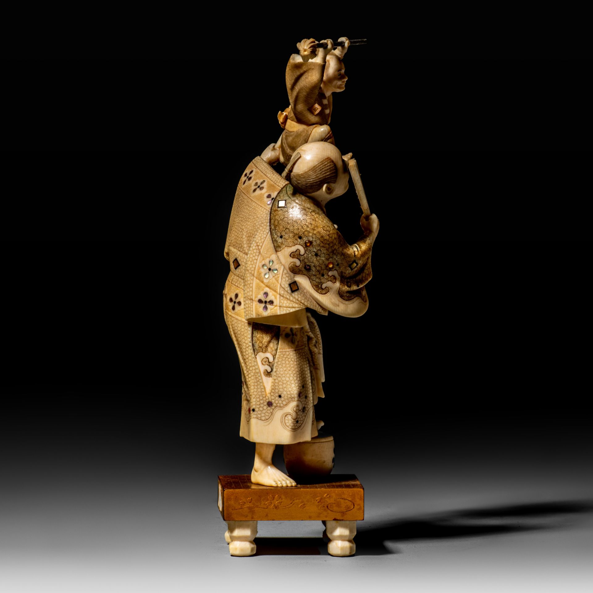 A Japanese ivory Meiji period okimono depicting a puppeteer on a stage, H 18,8 cm - 235 g (+) - Bild 7 aus 9