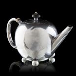 A silver orb-shaped teapot, hallmarked London, year letter I, maker's mark CB, 1884-1885, H 11,5 cm