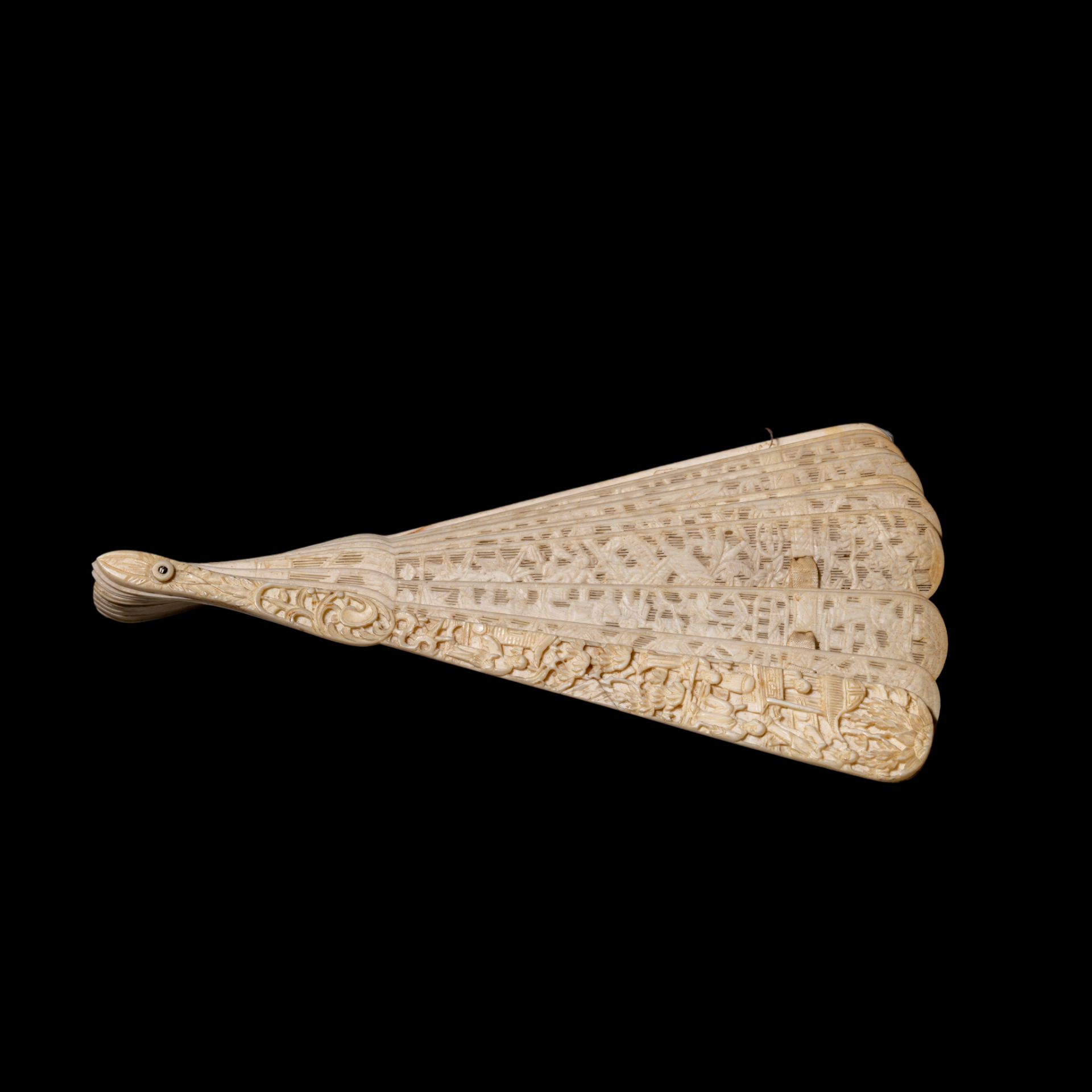 Three Chinese late Qing / early Republic ivory fans, H 16,4 - 19,4 - 20,3 cm / 39 - 77 - 54 g. - W f - Bild 6 aus 12