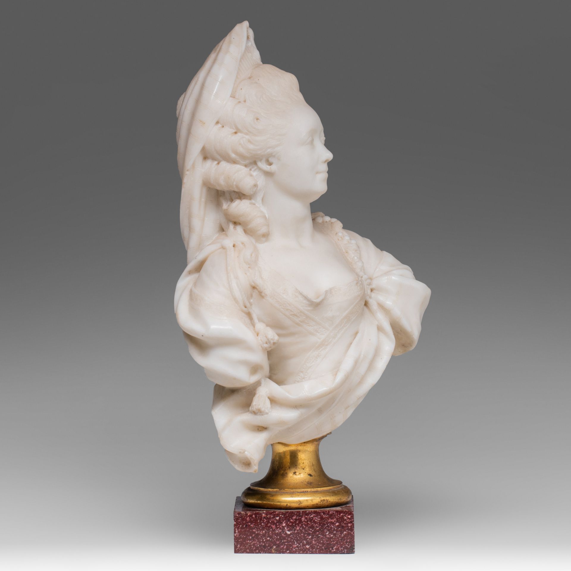 An 18thC Carrara marble bust of a noble lady in Turkish dress, on a porphyry base, H 35,5 cm - Bild 7 aus 9