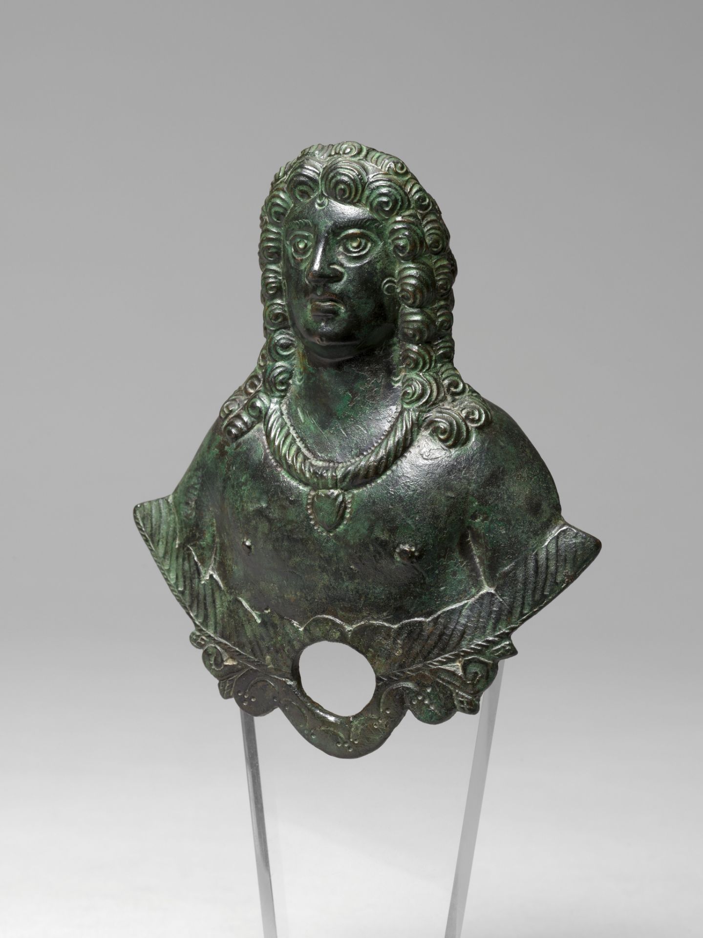 A green patinated bronze applique bust, Roman Empire, 3rd/4thC A.D., H 14,5 cm - Image 2 of 5