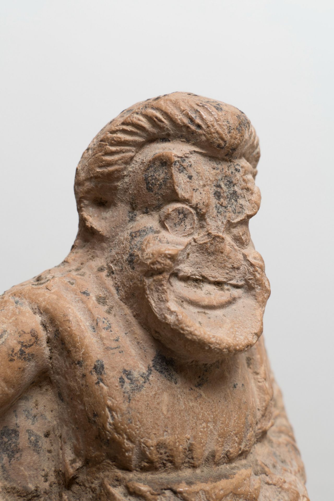 An antique terracotta figurine of a comic actor, Greece, ca. 350 B.C., H 15,2 cm - Image 4 of 7