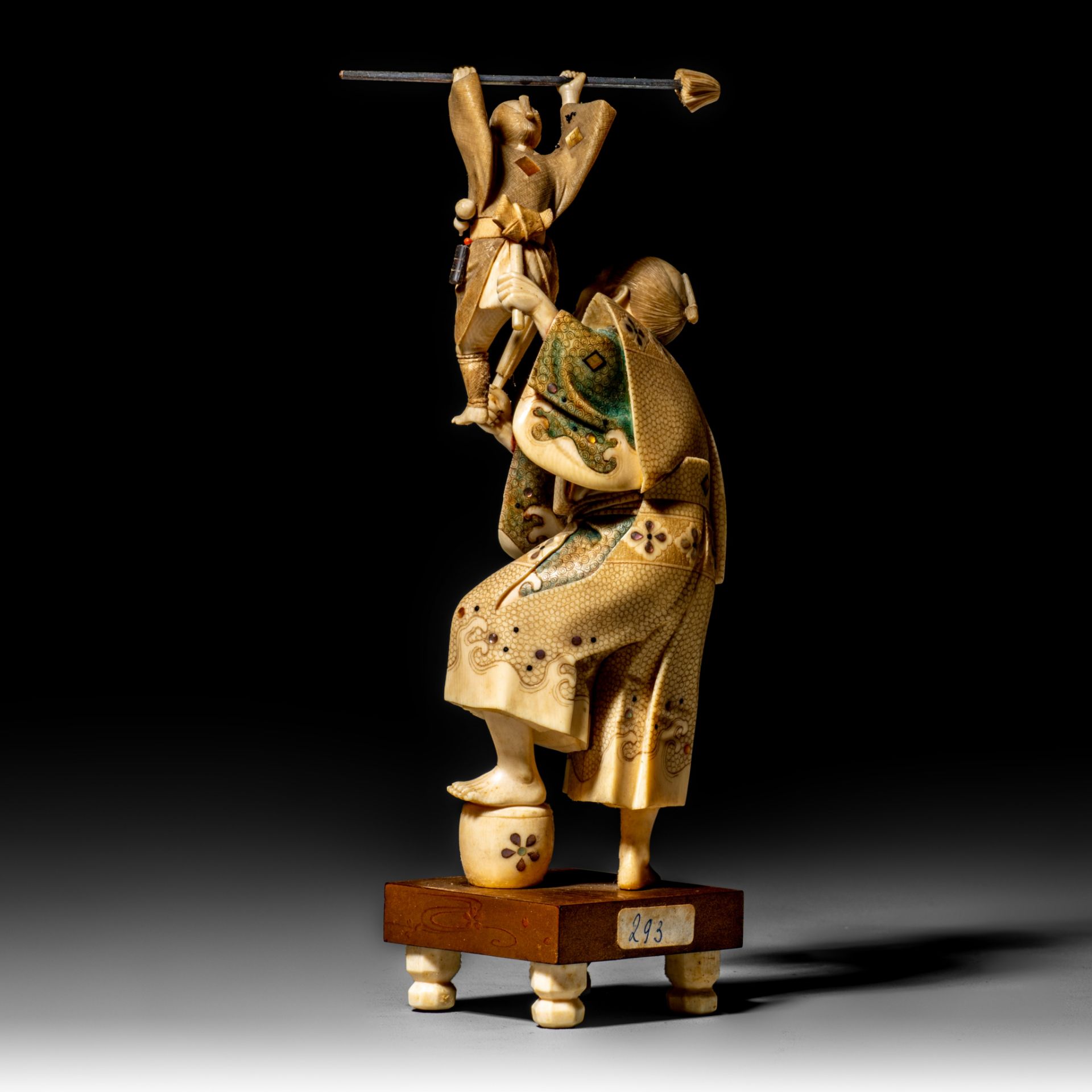 A Japanese ivory Meiji period okimono depicting a puppeteer on a stage, H 18,8 cm - 235 g (+) - Bild 4 aus 9