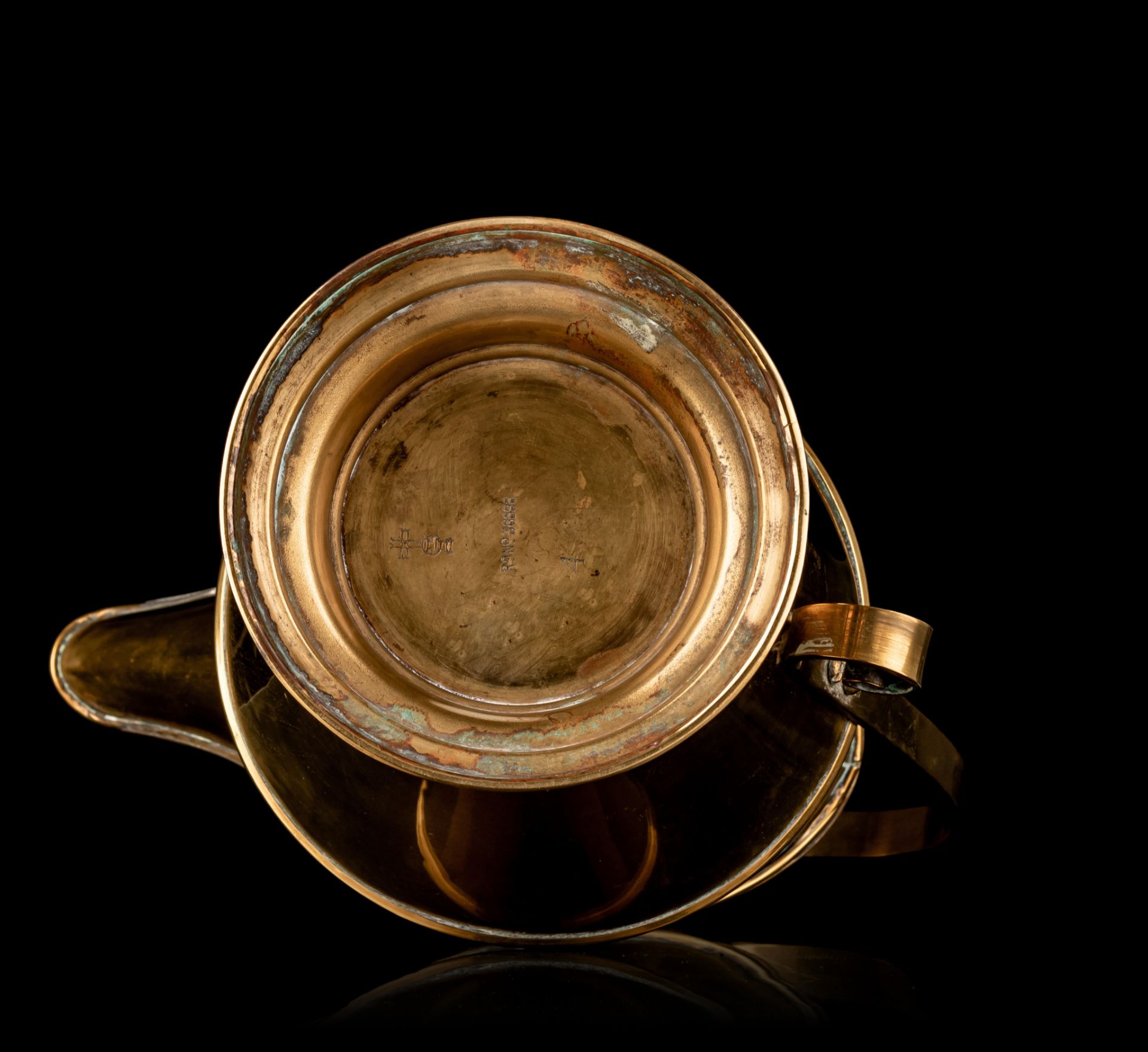 A yellow copper water jug, marked Benham & Froud Co, reg. no. Rd No 36696, 1885, H 35,5 cm - Image 8 of 9