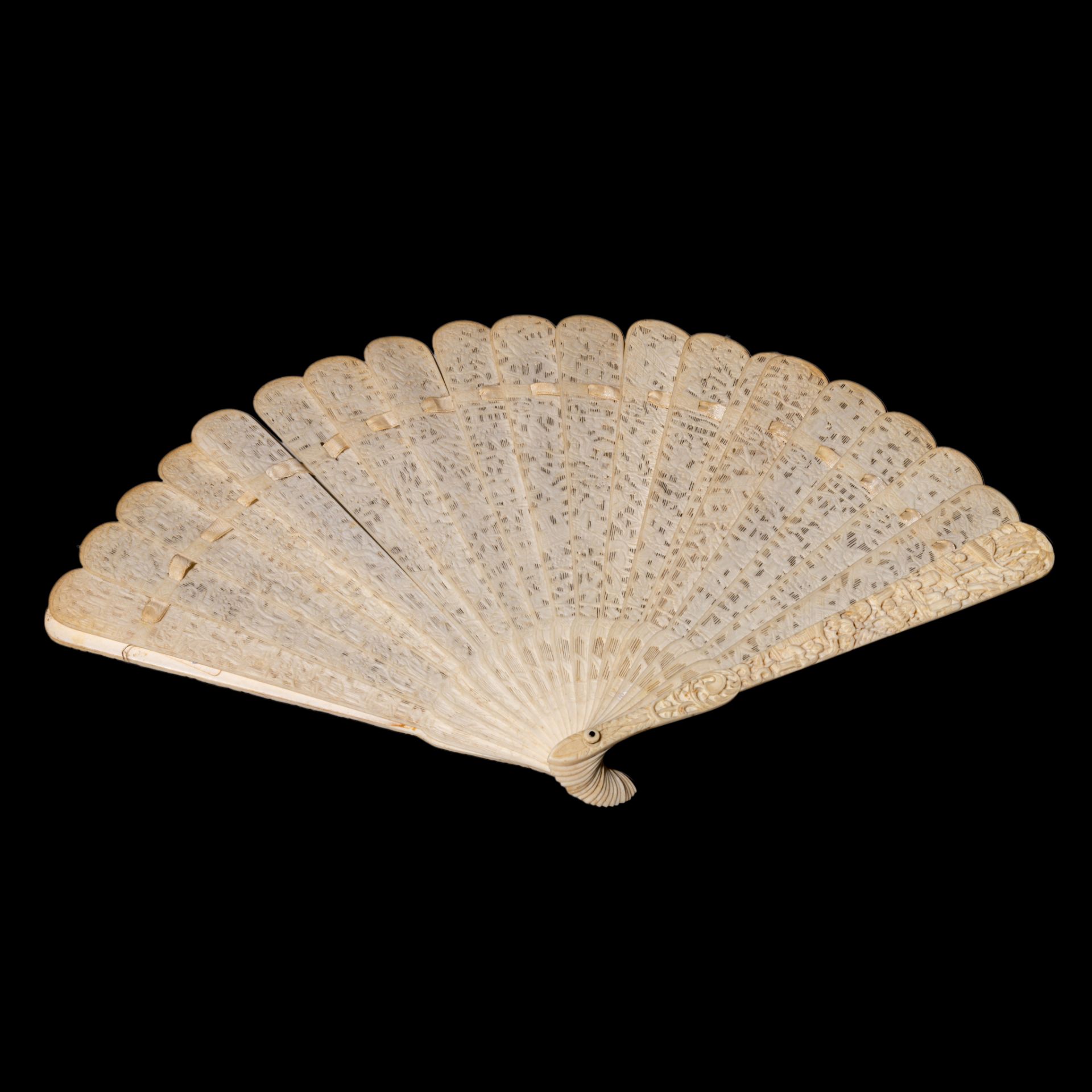 Three Chinese late Qing / early Republic ivory fans, H 16,4 - 19,4 - 20,3 cm / 39 - 77 - 54 g. - W f - Bild 2 aus 12