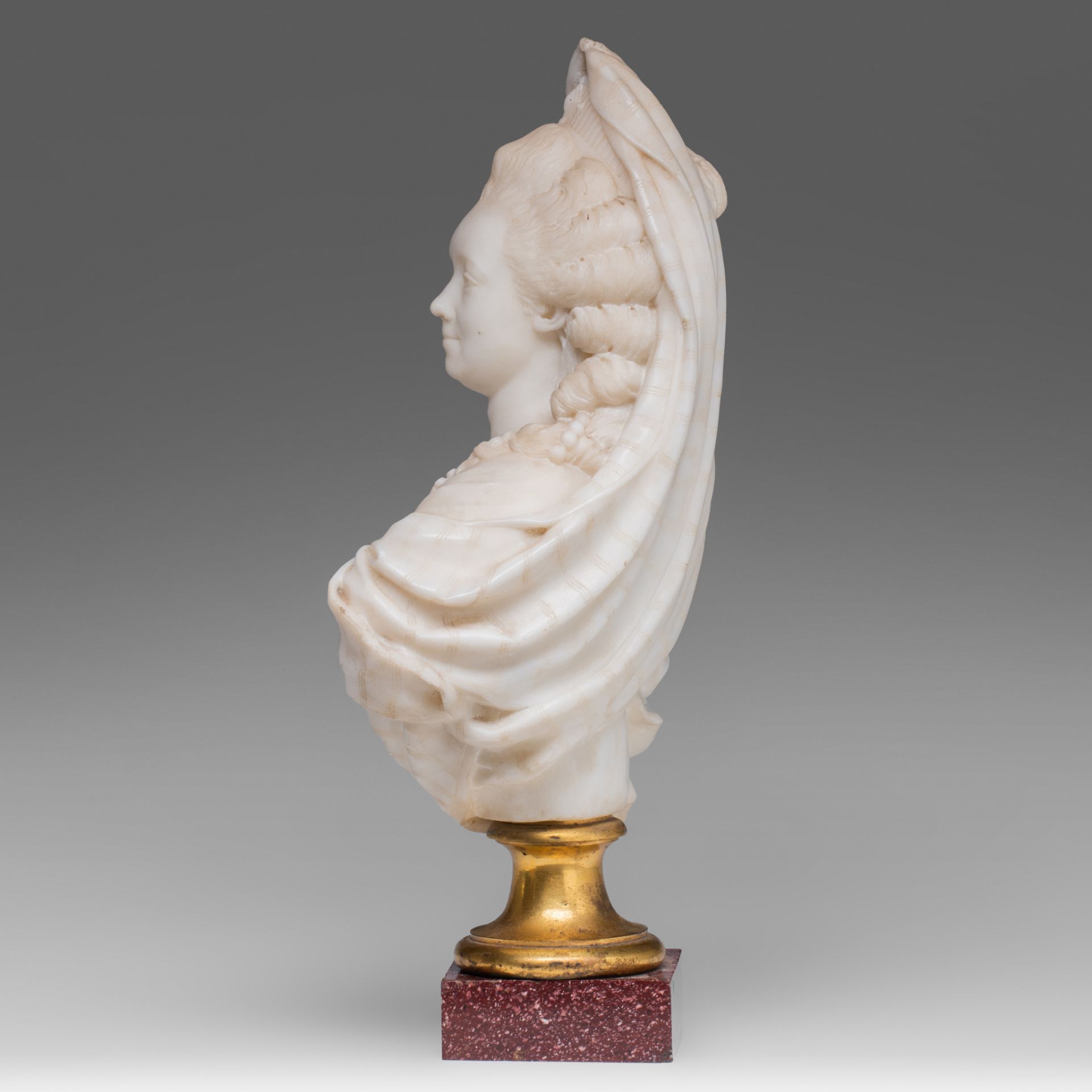 An 18thC Carrara marble bust of a noble lady in Turkish dress, on a porphyry base, H 35,5 cm - Bild 4 aus 9