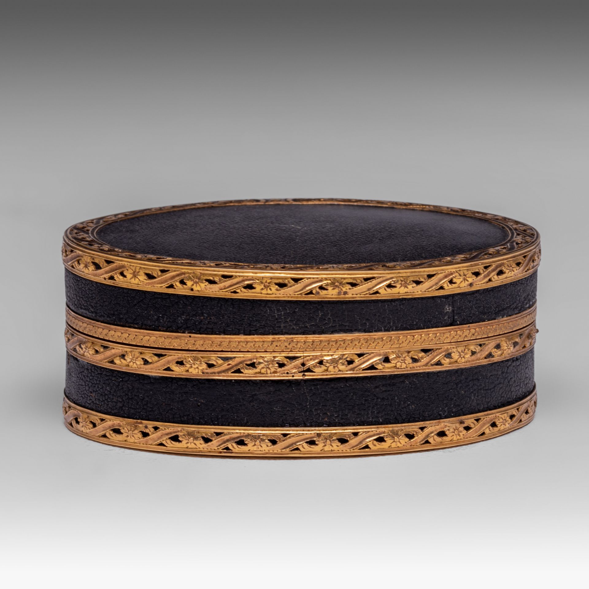 A fine Louis XVI leather and gold snuffbox, the inside with tortoiseshell, late 18thC, H 3,5 cm - Image 4 of 7