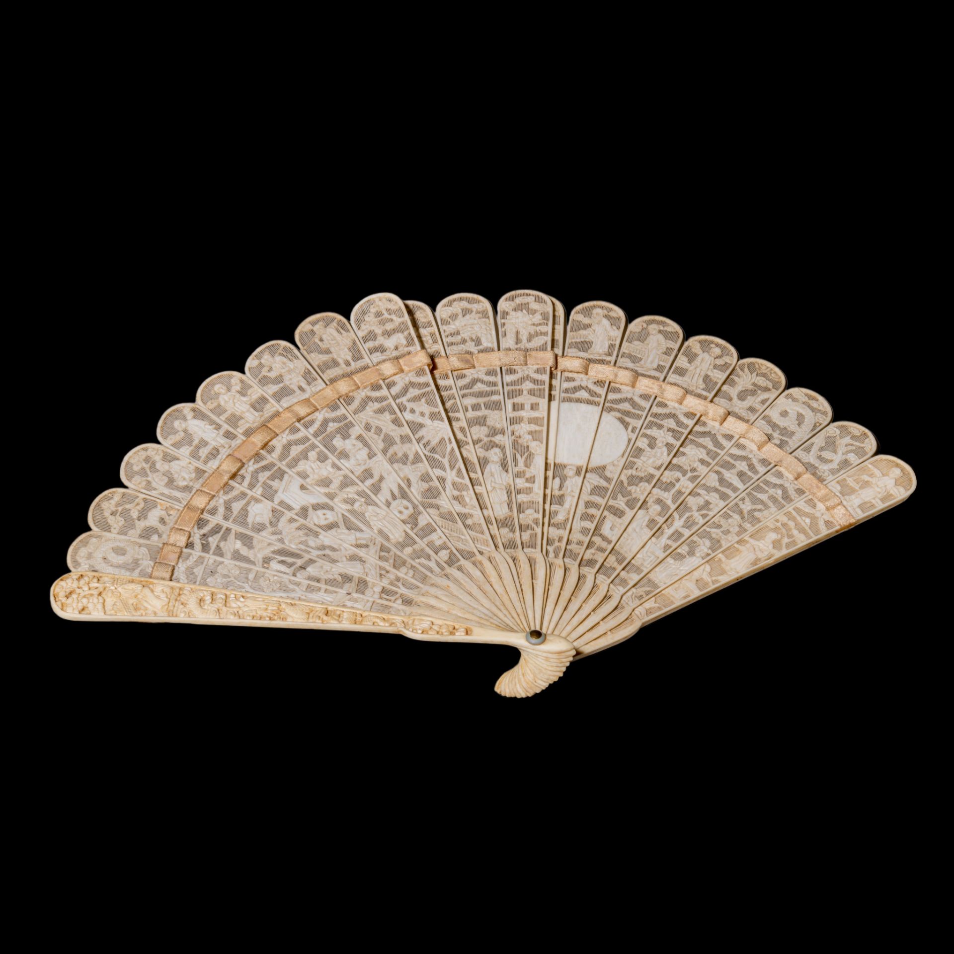Three Chinese late Qing / early Republic ivory fans, H 16,4 - 19,4 - 20,3 cm / 39 - 77 - 54 g. - W f - Bild 10 aus 12