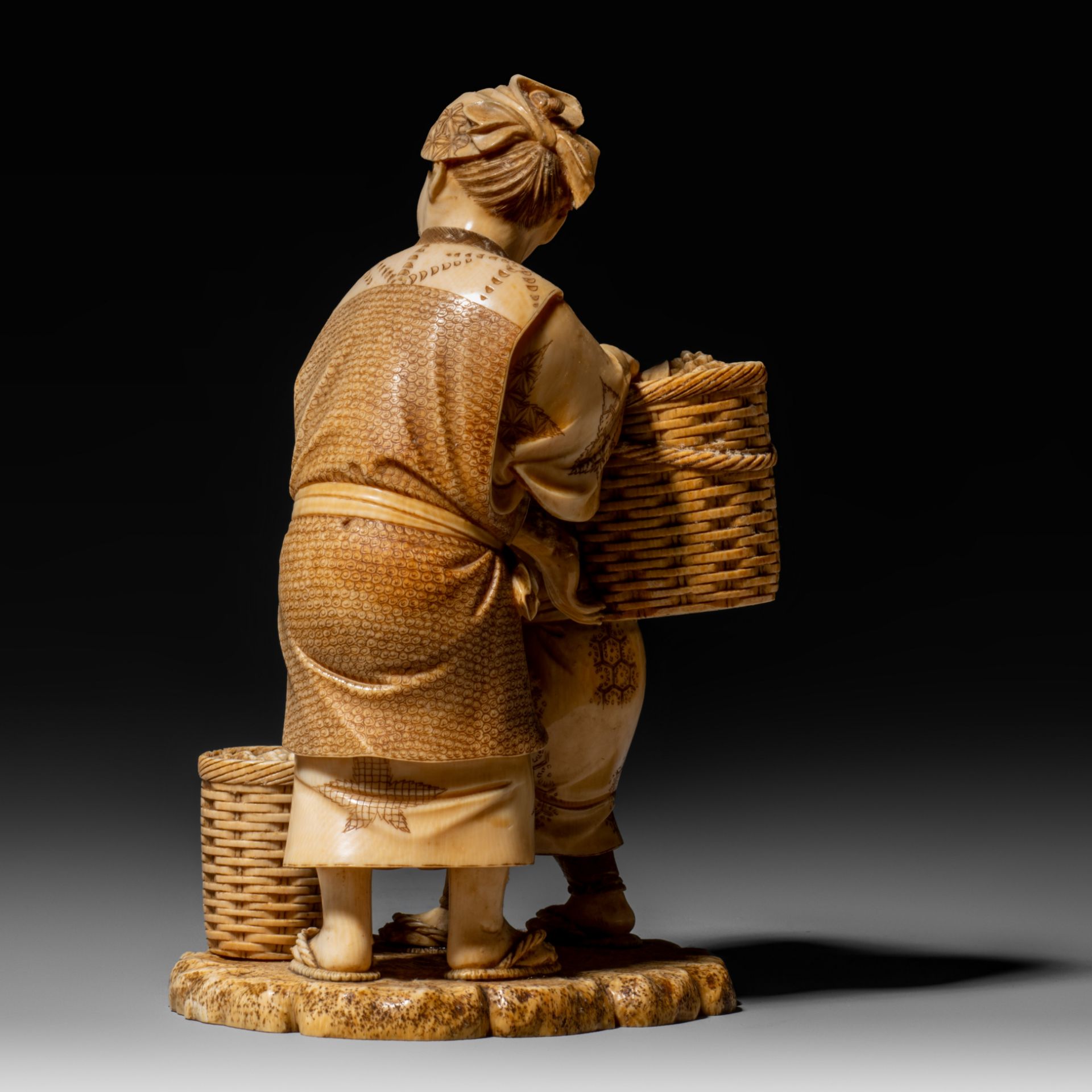 A Japanese Meiji period ivory okimono H 18,5 cm - 846 g (+) - Bild 4 aus 9