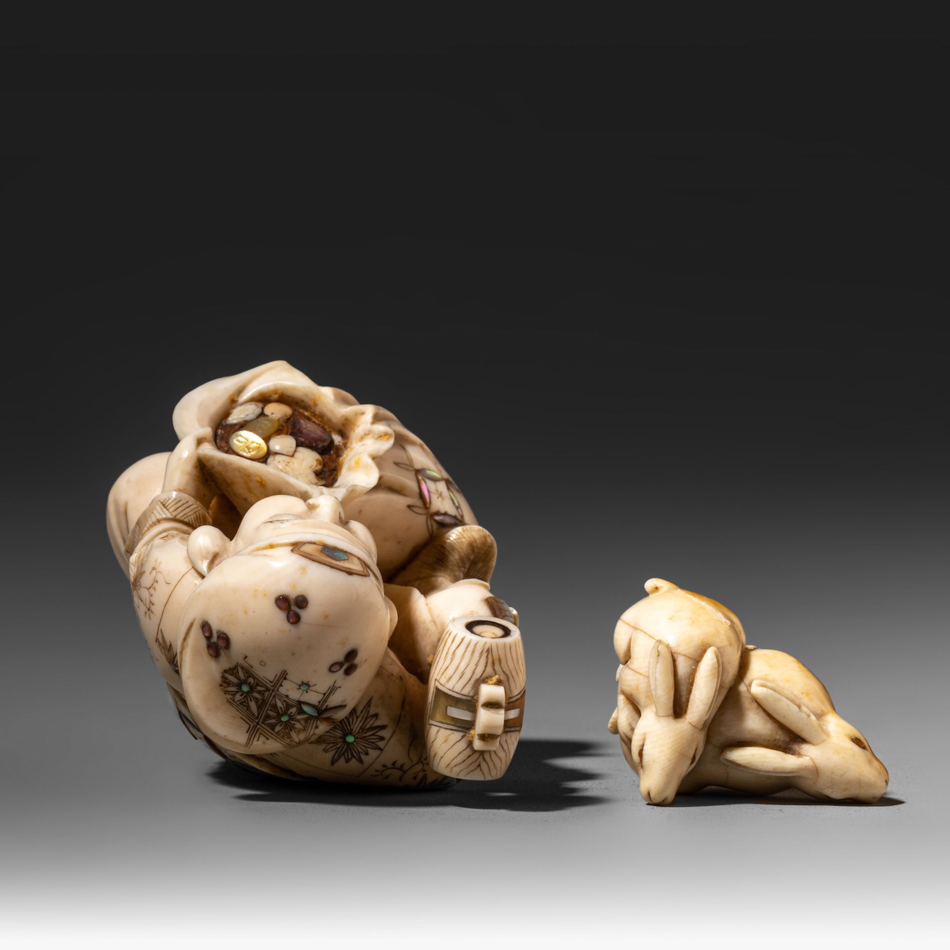 A Japanese ivory okimono and a netsuke of two bunnies, Meiji/Taisho period, H 8,9 cm - 2,7 cm / 226 - Bild 8 aus 9