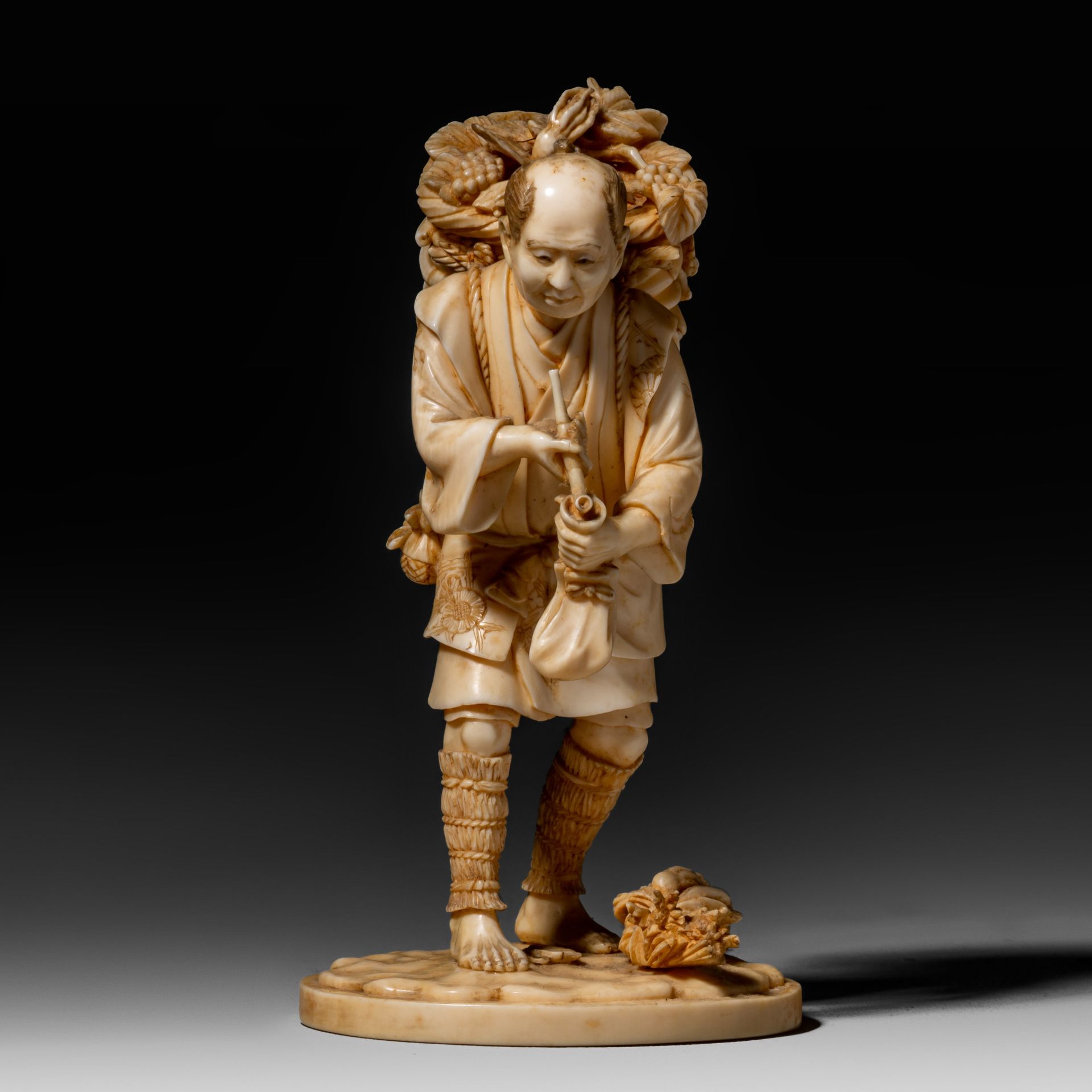 A Japanese ivory okimono of a farmer filling up his pipe, Meiji period, H 11,7 cm - 129 g (+) - Bild 2 aus 9