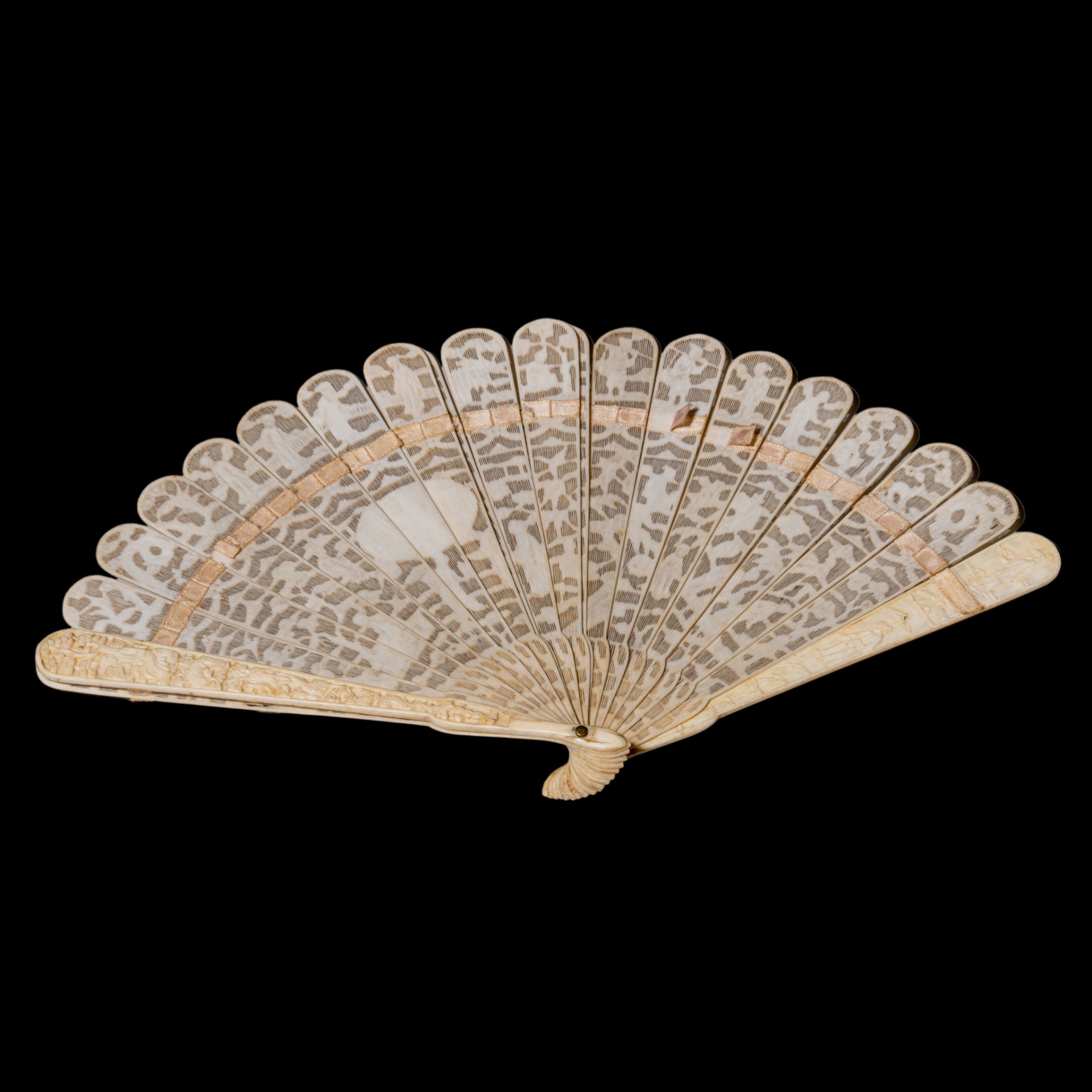 Three Chinese late Qing / early Republic ivory fans, H 16,4 - 19,4 - 20,3 cm / 39 - 77 - 54 g. - W f - Bild 11 aus 12
