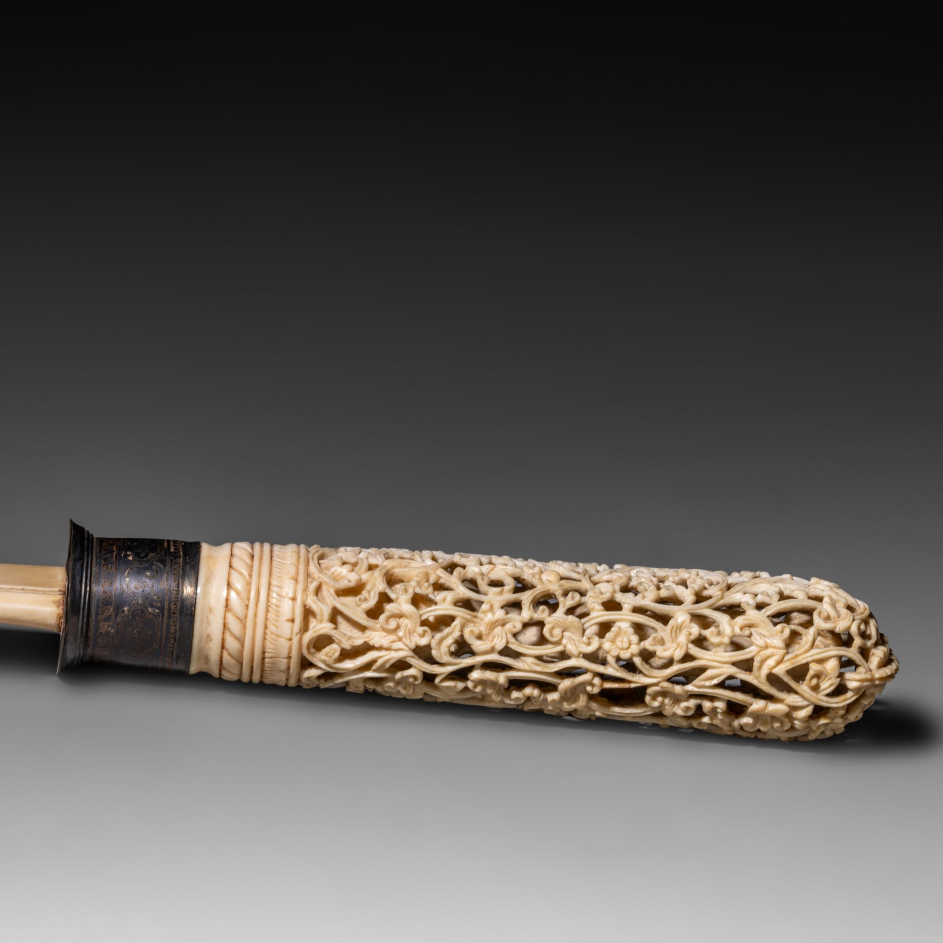 Two Burmese Colonial Ivory paperknives, L 51 cm - 200 g / L 35,8 cm - 80 g, both items are 19th or e - Bild 11 aus 18