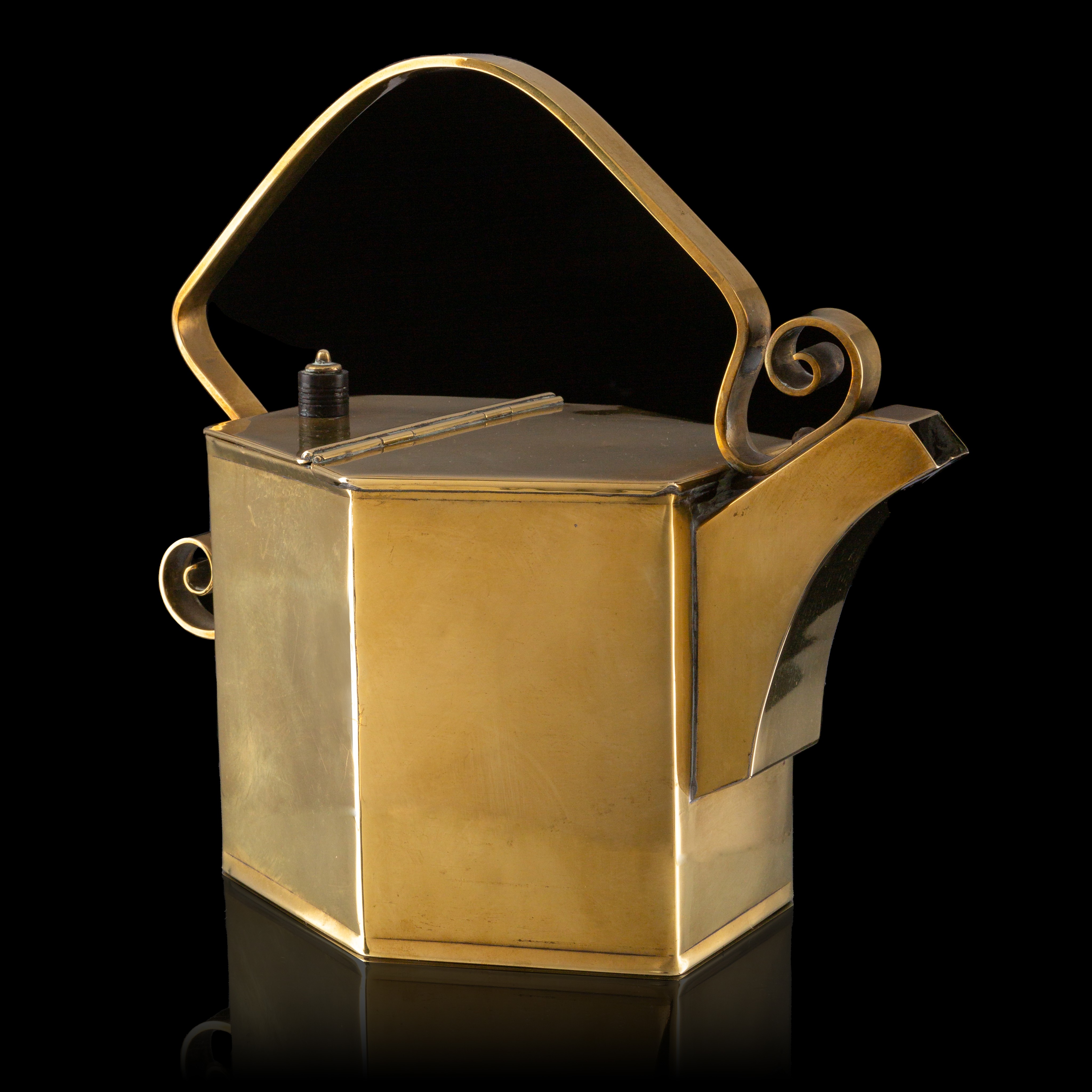 A yellow copper water kettle, marked Benham & Froud, reg. no. 38033, 1885, H 22,5 cm