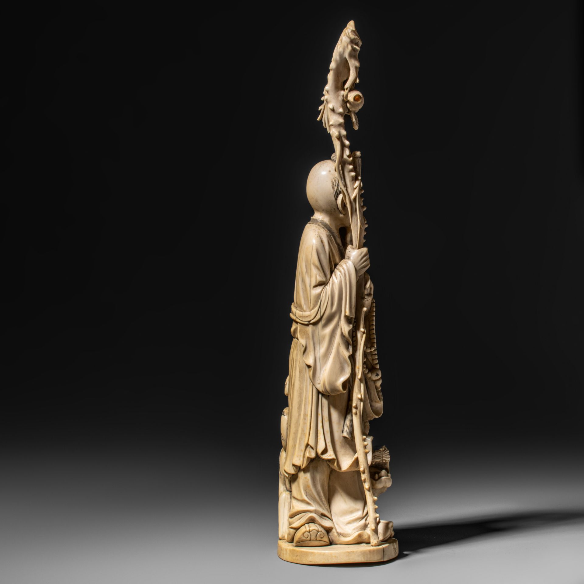 A Chinese late Qing/early Republic period mammoth ivory figure, Chinese, signed, H 43 cm - 2014 g - Bild 6 aus 8