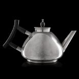 A silver-plated tea pot with tea strainer, with an ebonised wooden handle and knob, ca 1890, H 12,5