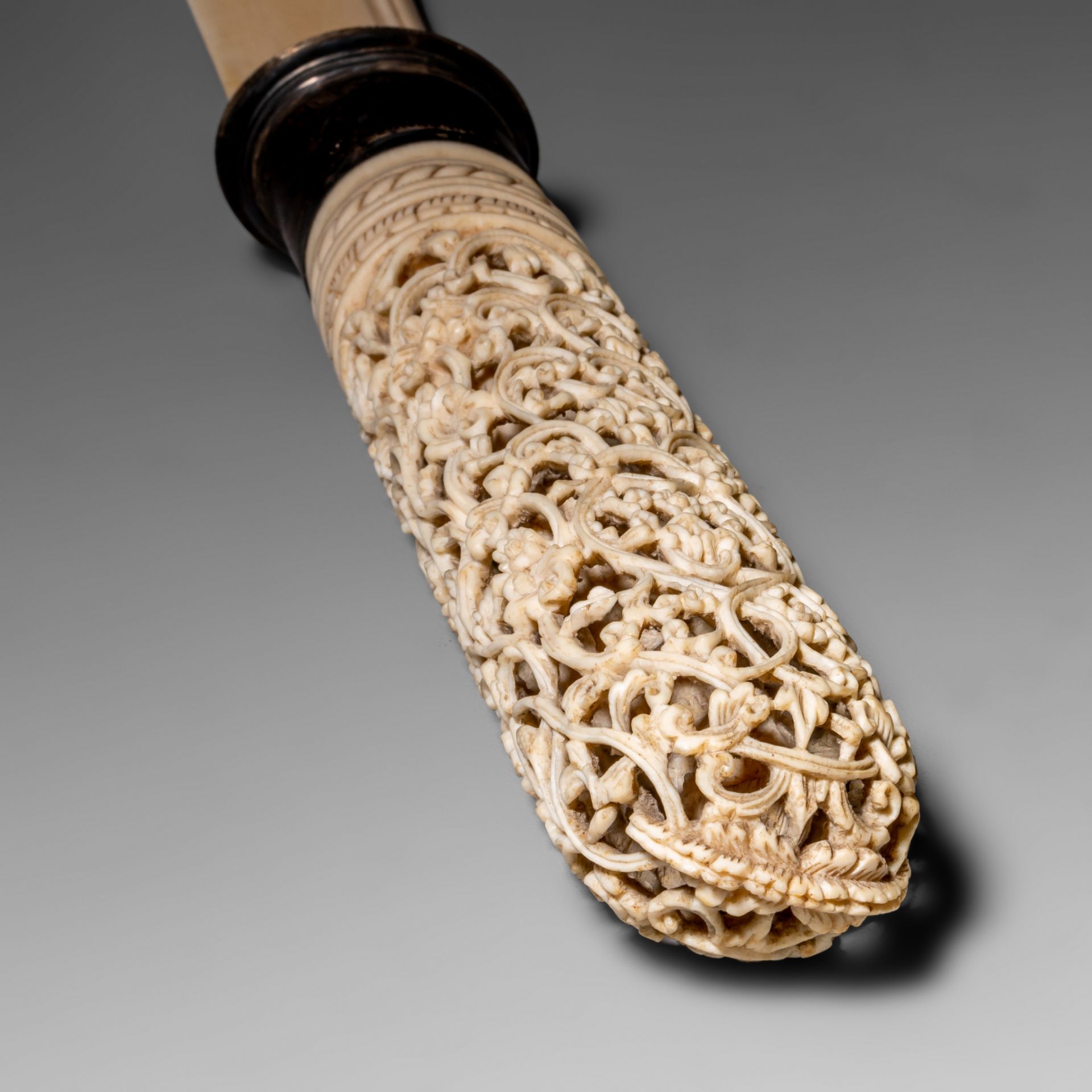 Two Burmese Colonial Ivory paperknives, L 51 cm - 200 g / L 35,8 cm - 80 g, both items are 19th or e - Bild 13 aus 18
