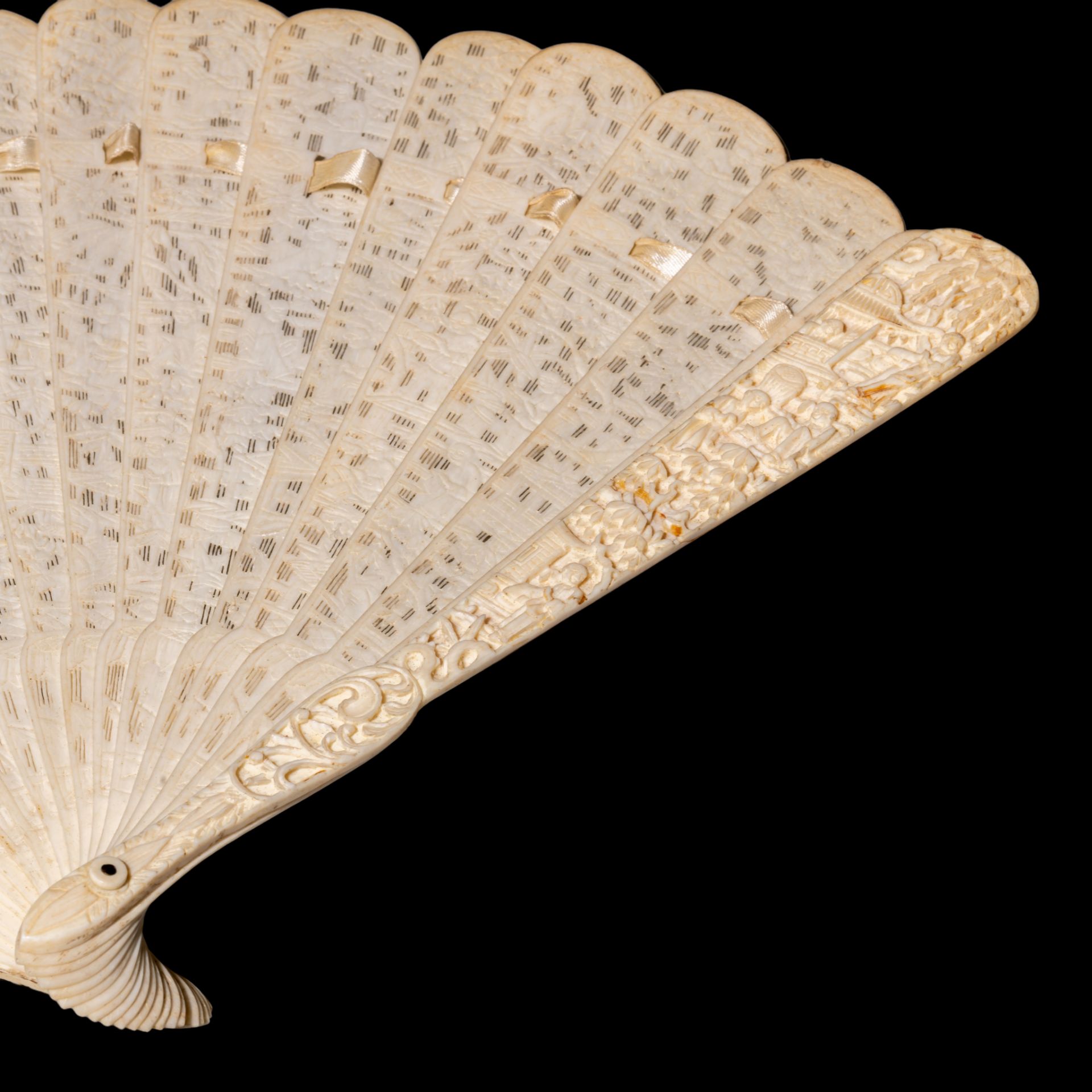 Three Chinese late Qing / early Republic ivory fans, H 16,4 - 19,4 - 20,3 cm / 39 - 77 - 54 g. - W f - Bild 5 aus 12