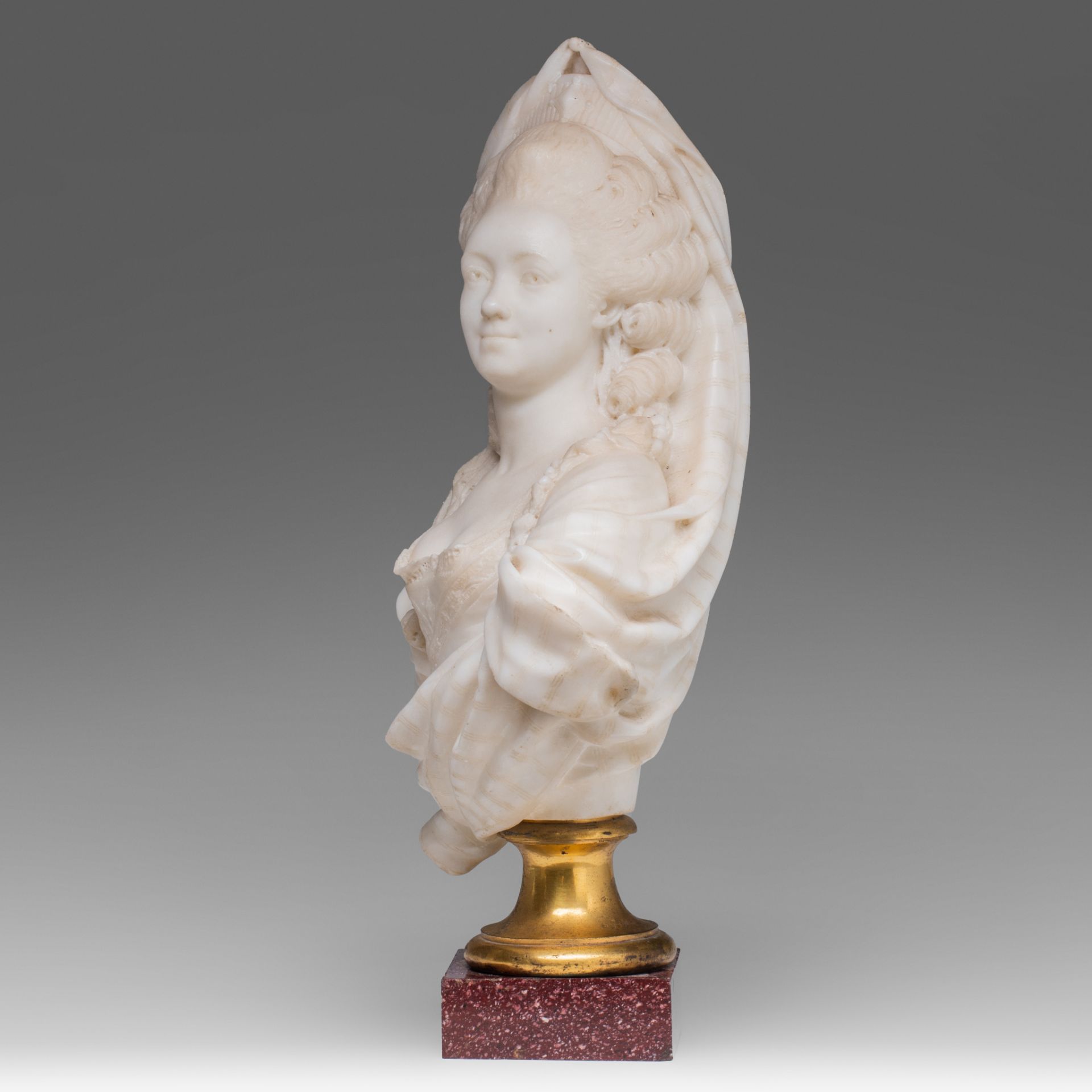 An 18thC Carrara marble bust of a noble lady in Turkish dress, on a porphyry base, H 35,5 cm - Bild 3 aus 9