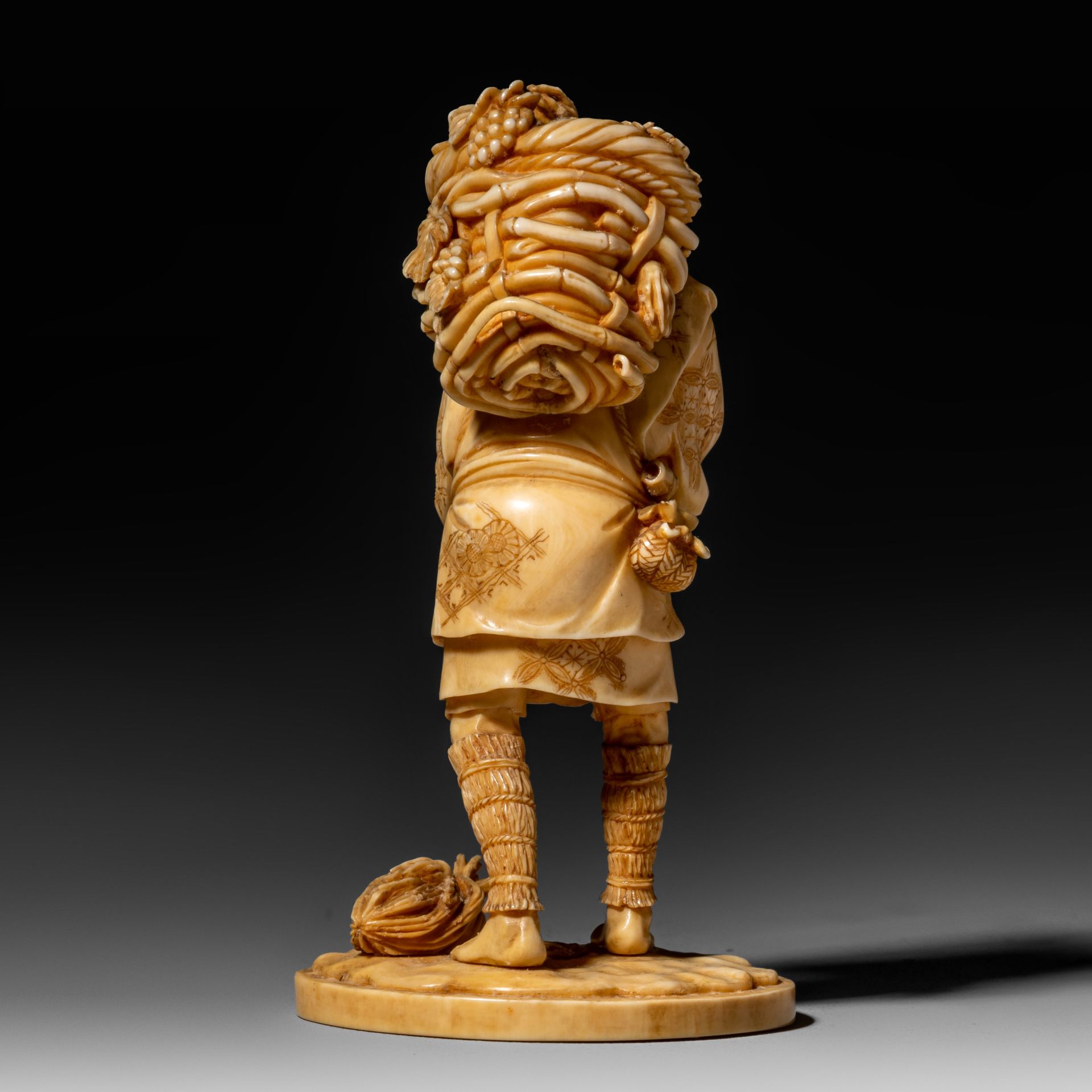 A Japanese ivory okimono of a farmer filling up his pipe, Meiji period, H 11,7 cm - 129 g (+) - Bild 6 aus 9