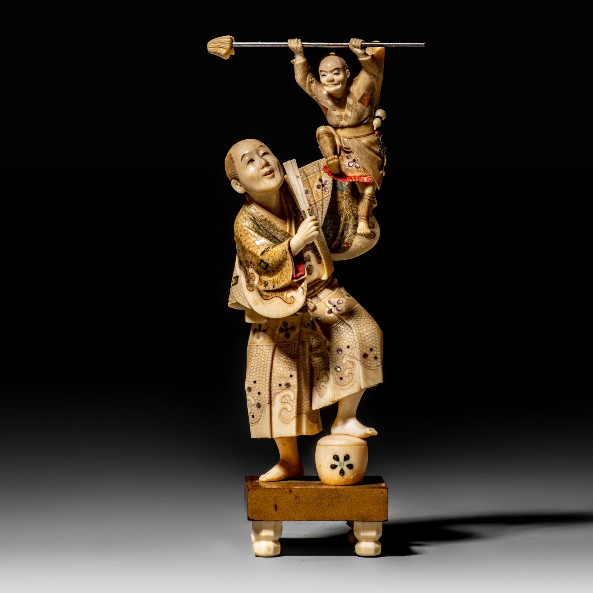 A Japanese ivory Meiji period okimono depicting a puppeteer on a stage, H 18,8 cm - 235 g (+)