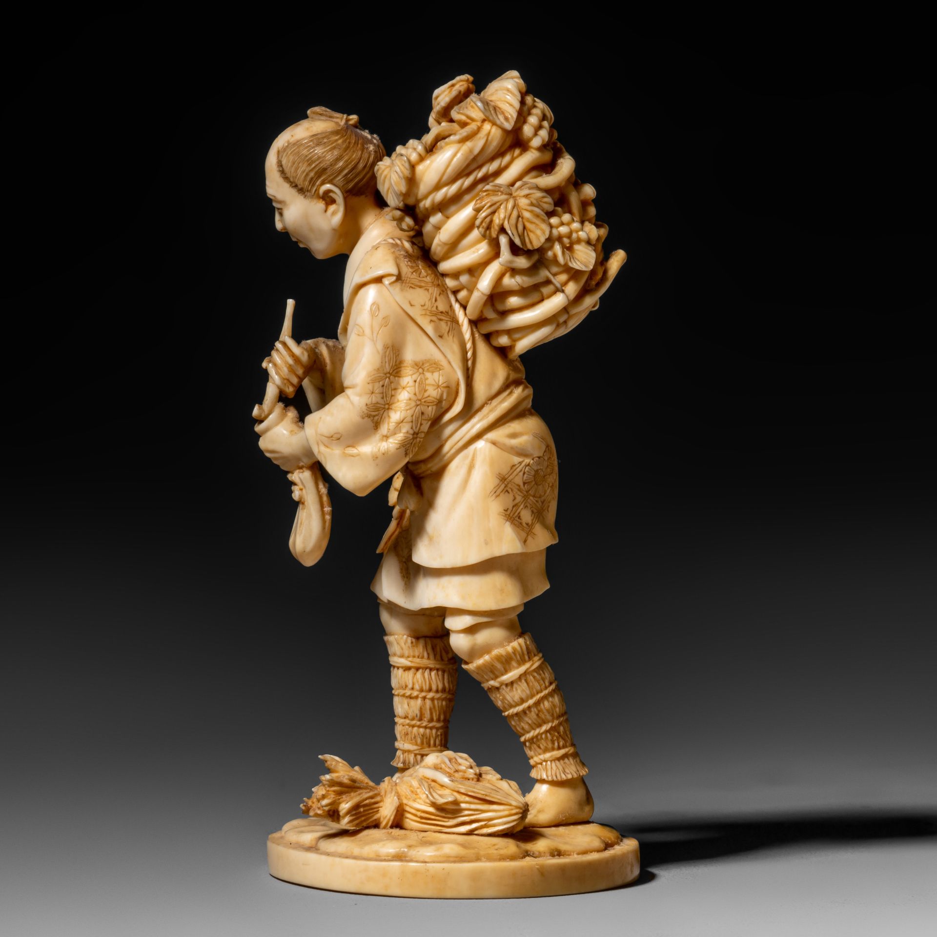 A Japanese ivory okimono of a farmer filling up his pipe, Meiji period, H 11,7 cm - 129 g (+) - Bild 4 aus 9