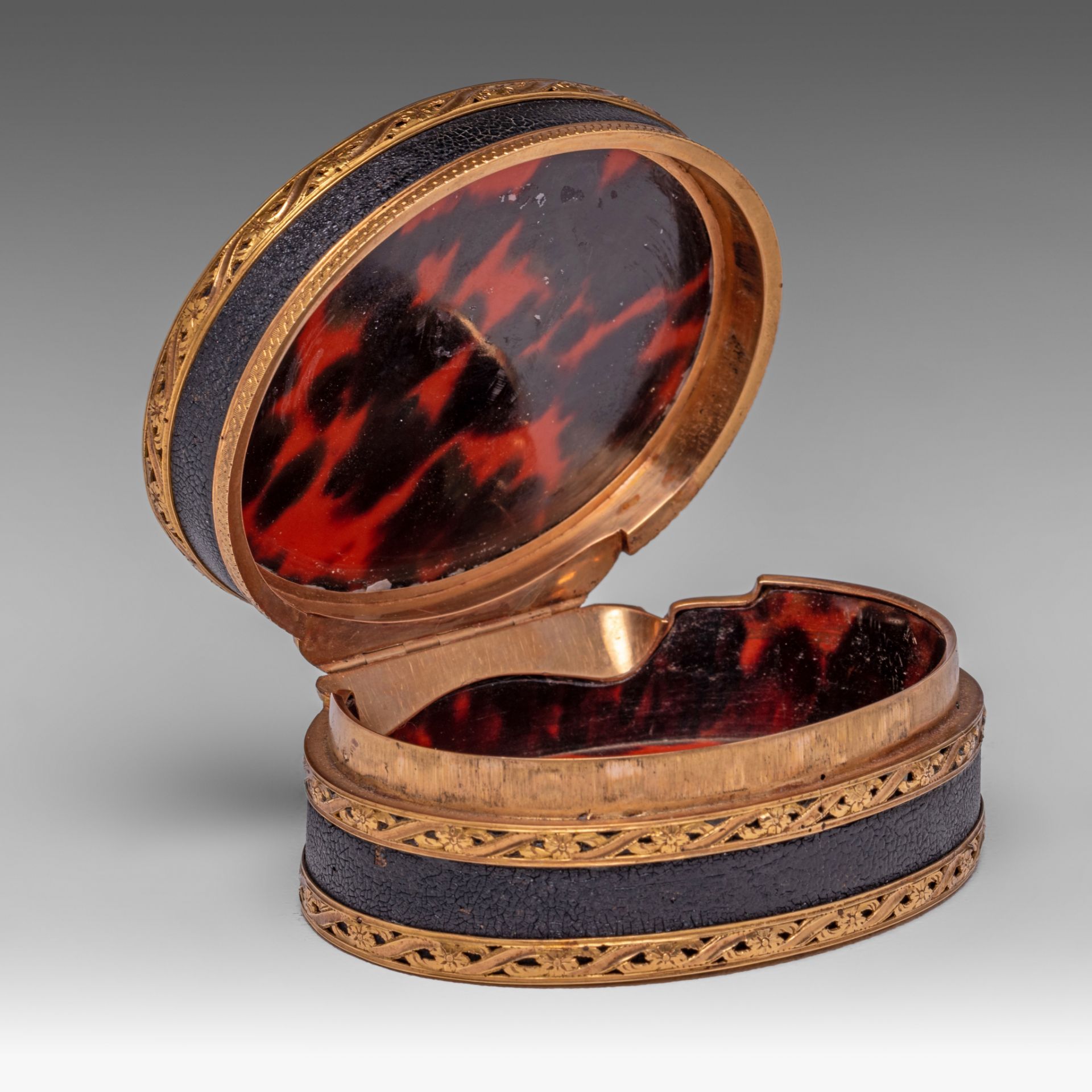 A fine Louis XVI leather and gold snuffbox, the inside with tortoiseshell, late 18thC, H 3,5 cm - Image 2 of 7