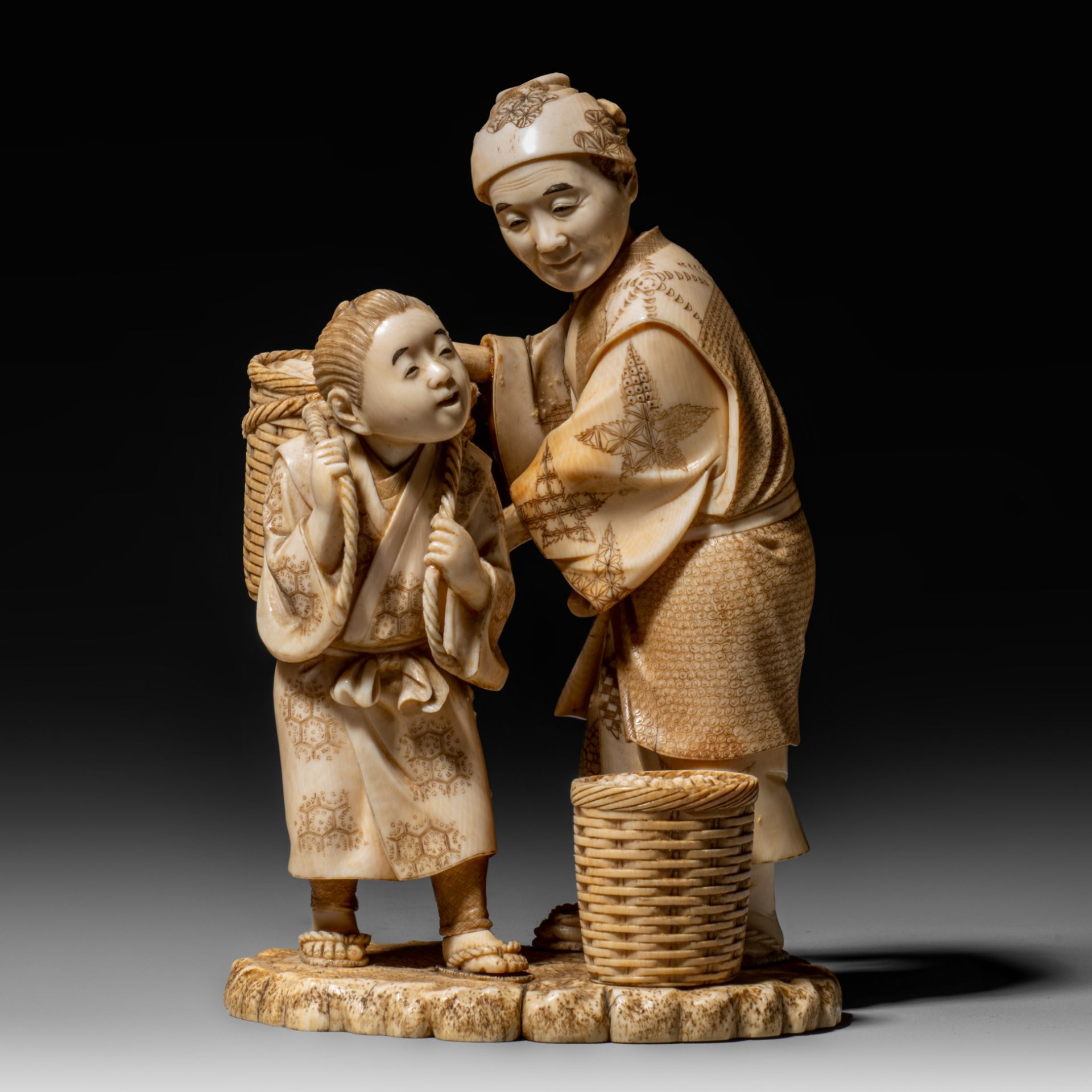 A Japanese Meiji period ivory okimono H 18,5 cm - 846 g (+)