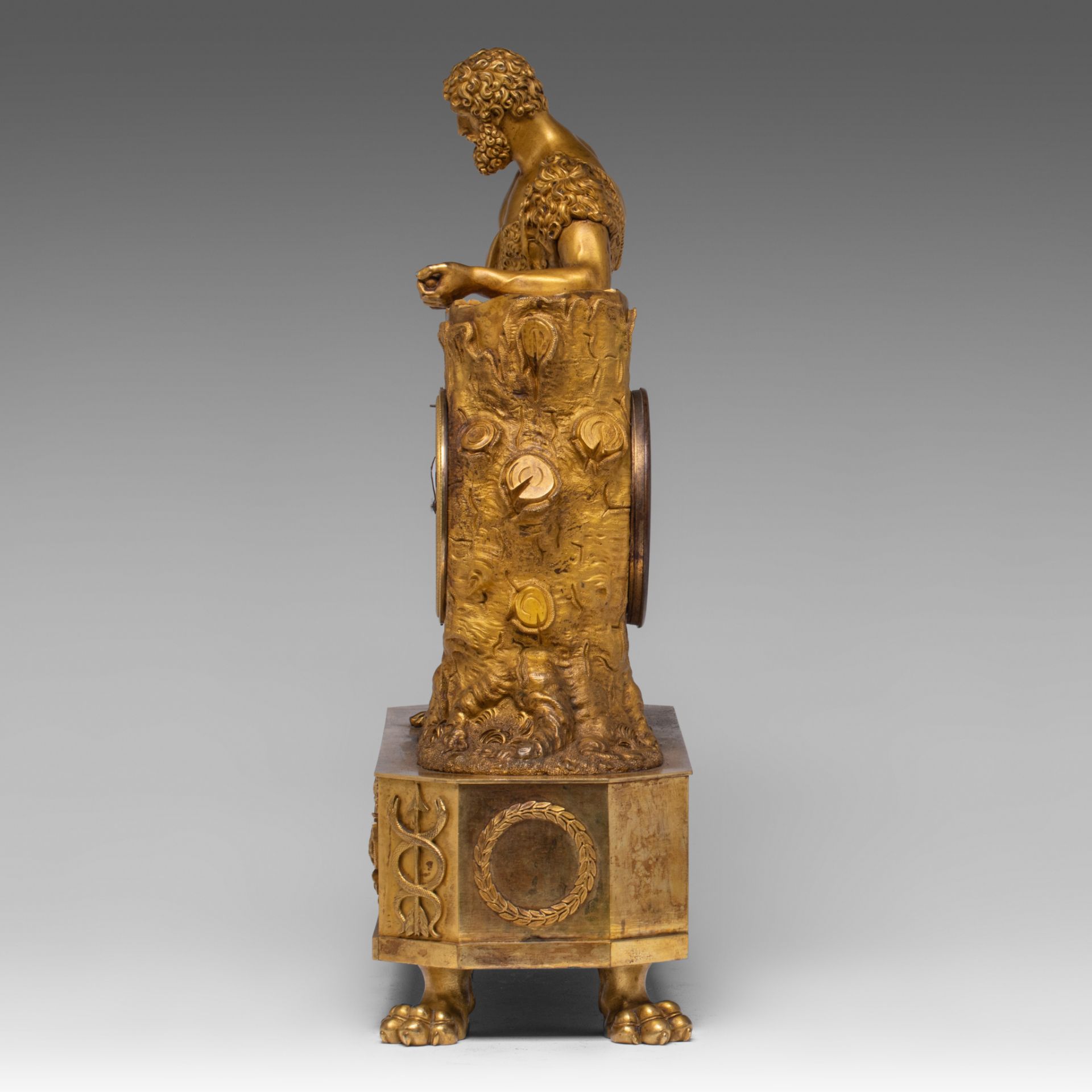 A French Empire gilt bronze mantle clock with Hercules, H 49 cm - Image 3 of 8