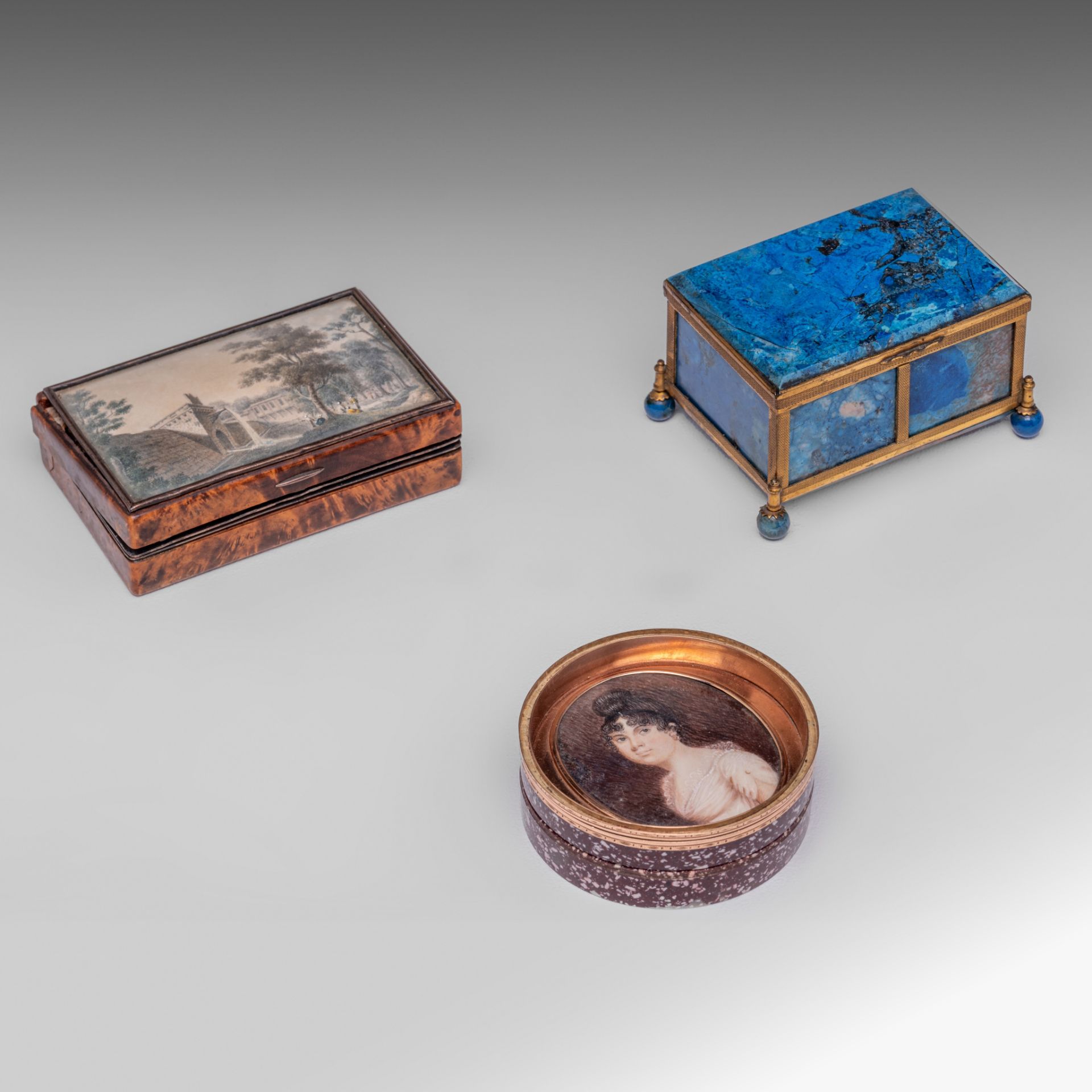 An interesting collection of three snuffboxes, 18th/19thC, H 5 cm (tallest)