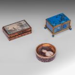 An interesting collection of three snuffboxes, 18th/19thC, H 5 cm (tallest)
