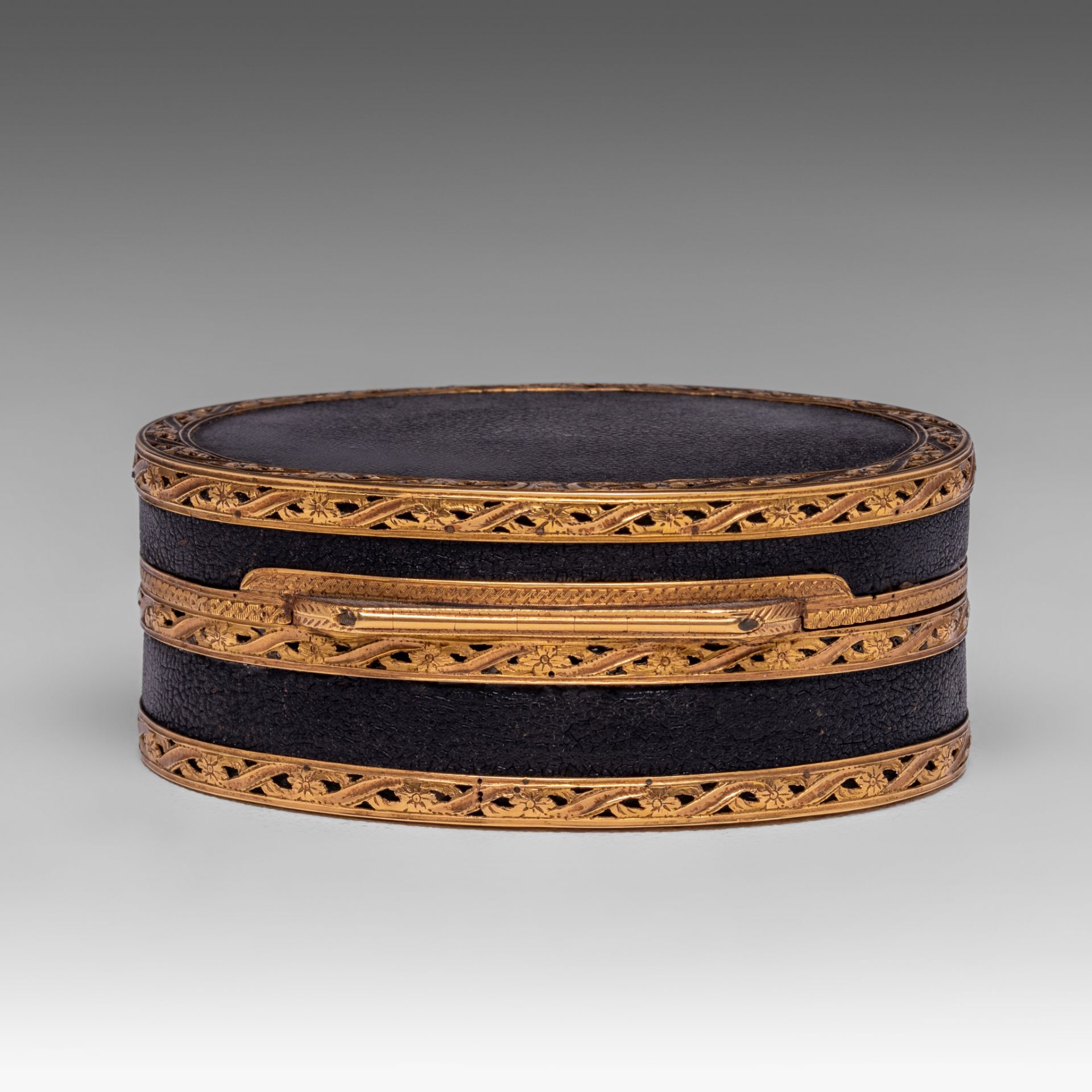 A fine Louis XVI leather and gold snuffbox, the inside with tortoiseshell, late 18thC, H 3,5 cm - Image 5 of 7