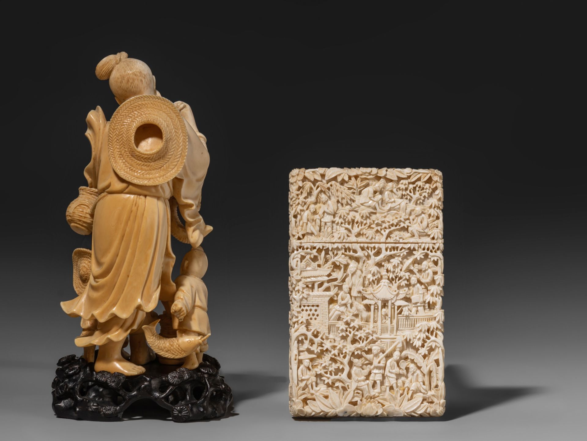 A Chinese ivory fisherman and sons, Republic period, H 14 cm - 209 g, and a ditto Chinese calling ca - Bild 3 aus 6