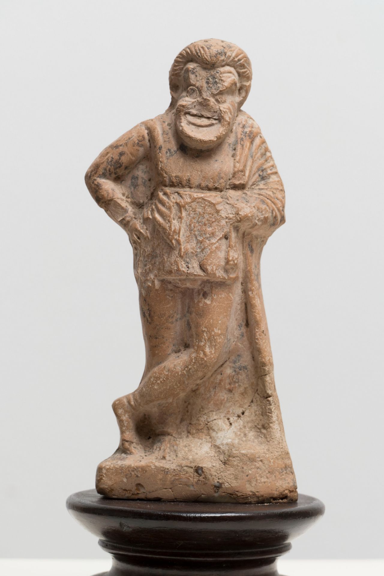 An antique terracotta figurine of a comic actor, Greece, ca. 350 B.C., H 15,2 cm - Image 3 of 7