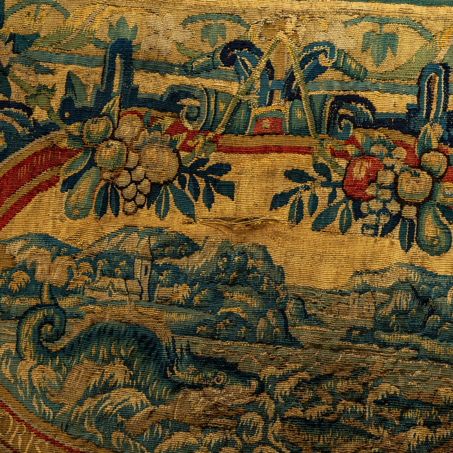 A 16thC Brussels wall tapestry depicting a battle scene, ca 1575-1585, 186 x 306 cm - Image 9 of 11