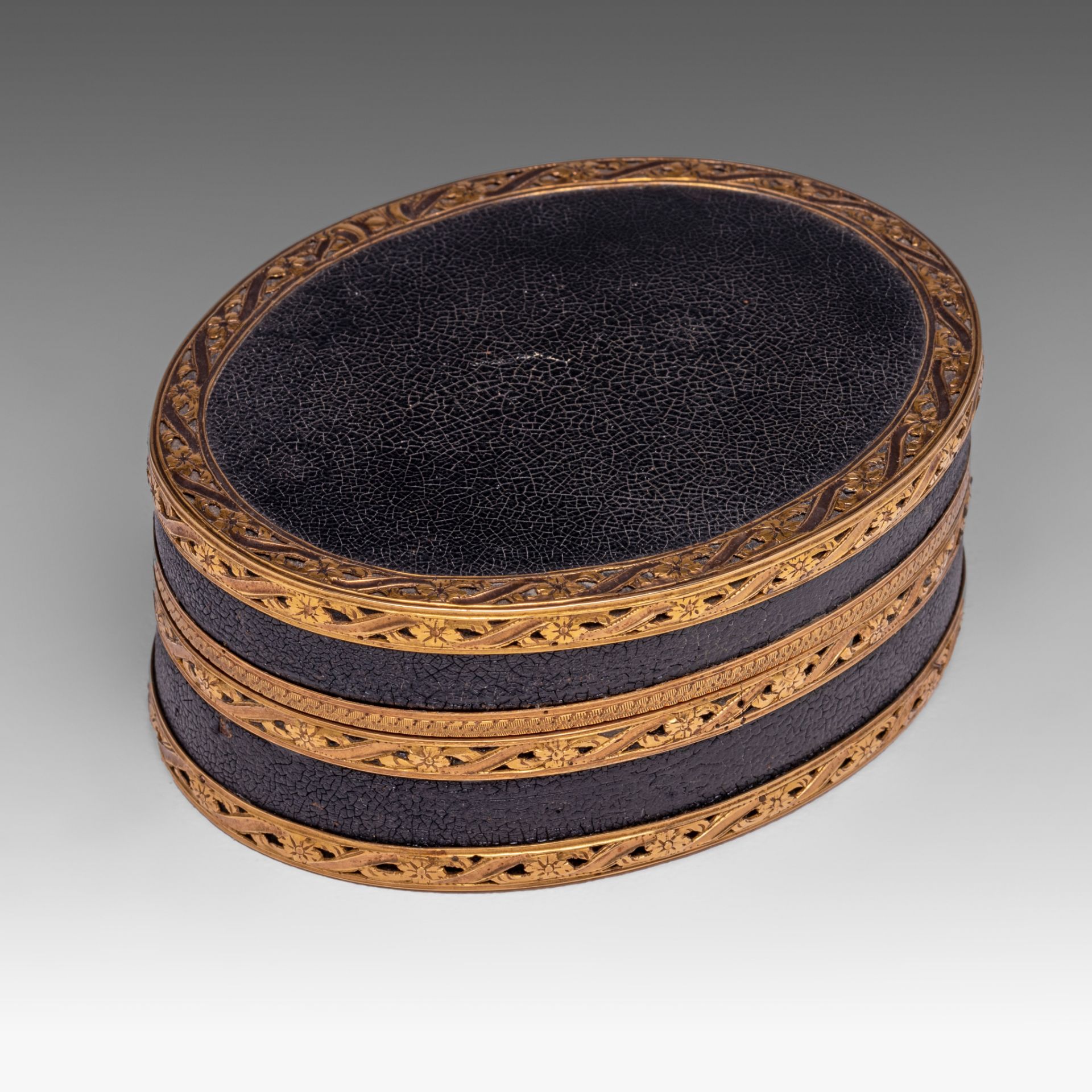 A fine Louis XVI leather and gold snuffbox, the inside with tortoiseshell, late 18thC, H 3,5 cm