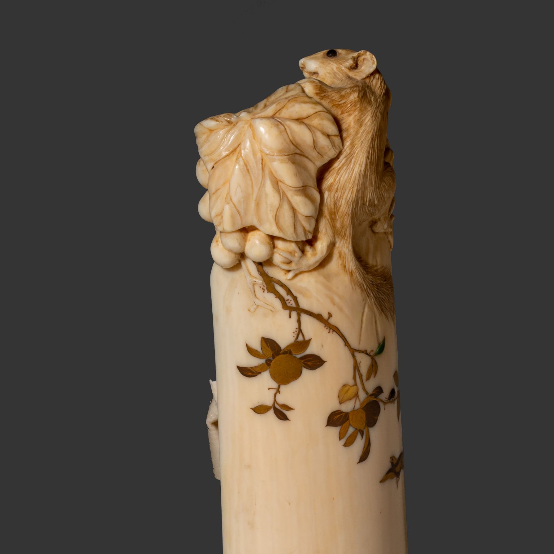 A very fine sculpted Japanese Meiji Period ivory Shibayama decorated shoe horn, L 17,3 cm - 52 g - Image 4 of 5