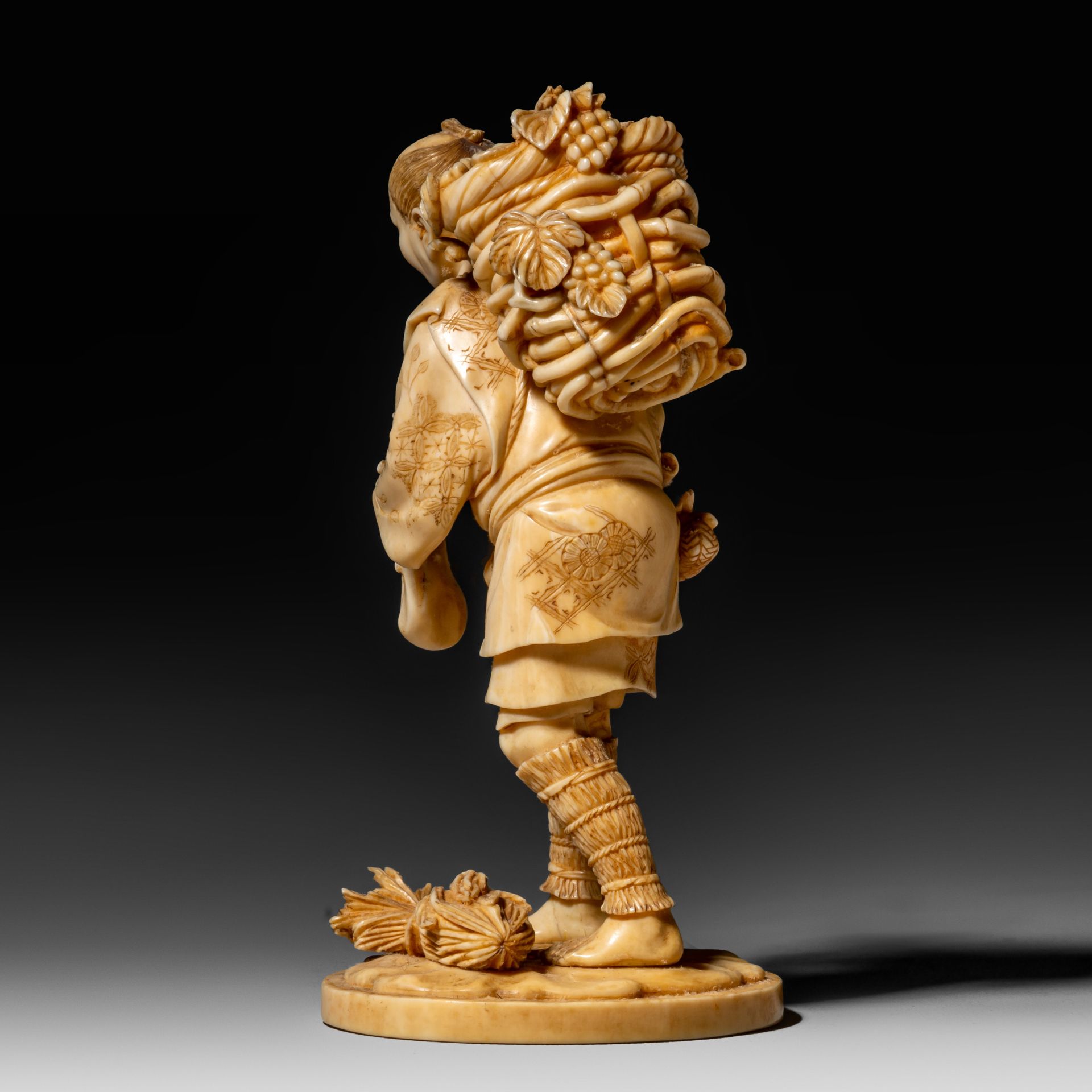 A Japanese ivory okimono of a farmer filling up his pipe, Meiji period, H 11,7 cm - 129 g (+) - Bild 5 aus 9